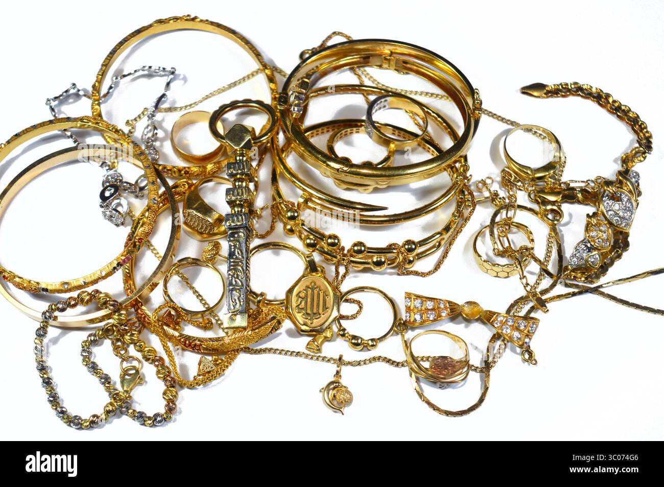 Cairo, Egitto, 17 luglio 2025: Gioielleria gioielleria in oro, oggetti decorativi indossati per ornamenti personali, spille, anelli, collane, orecchini, penda Foto Stock