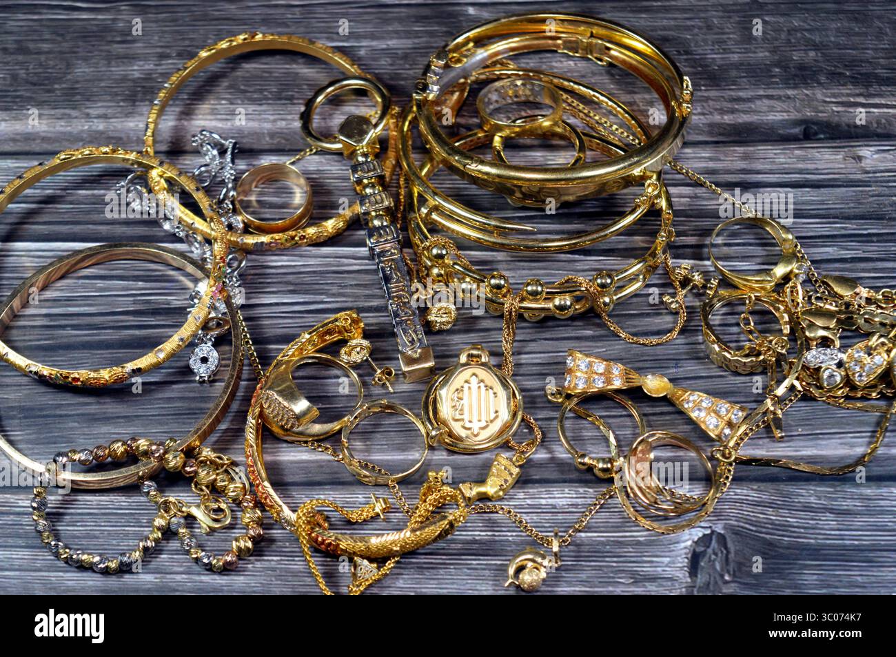 Cairo, Egitto, 17 luglio 2025: Gioielleria gioielleria in oro, oggetti decorativi indossati per ornamenti personali, spille, anelli, collane, orecchini, penda Foto Stock