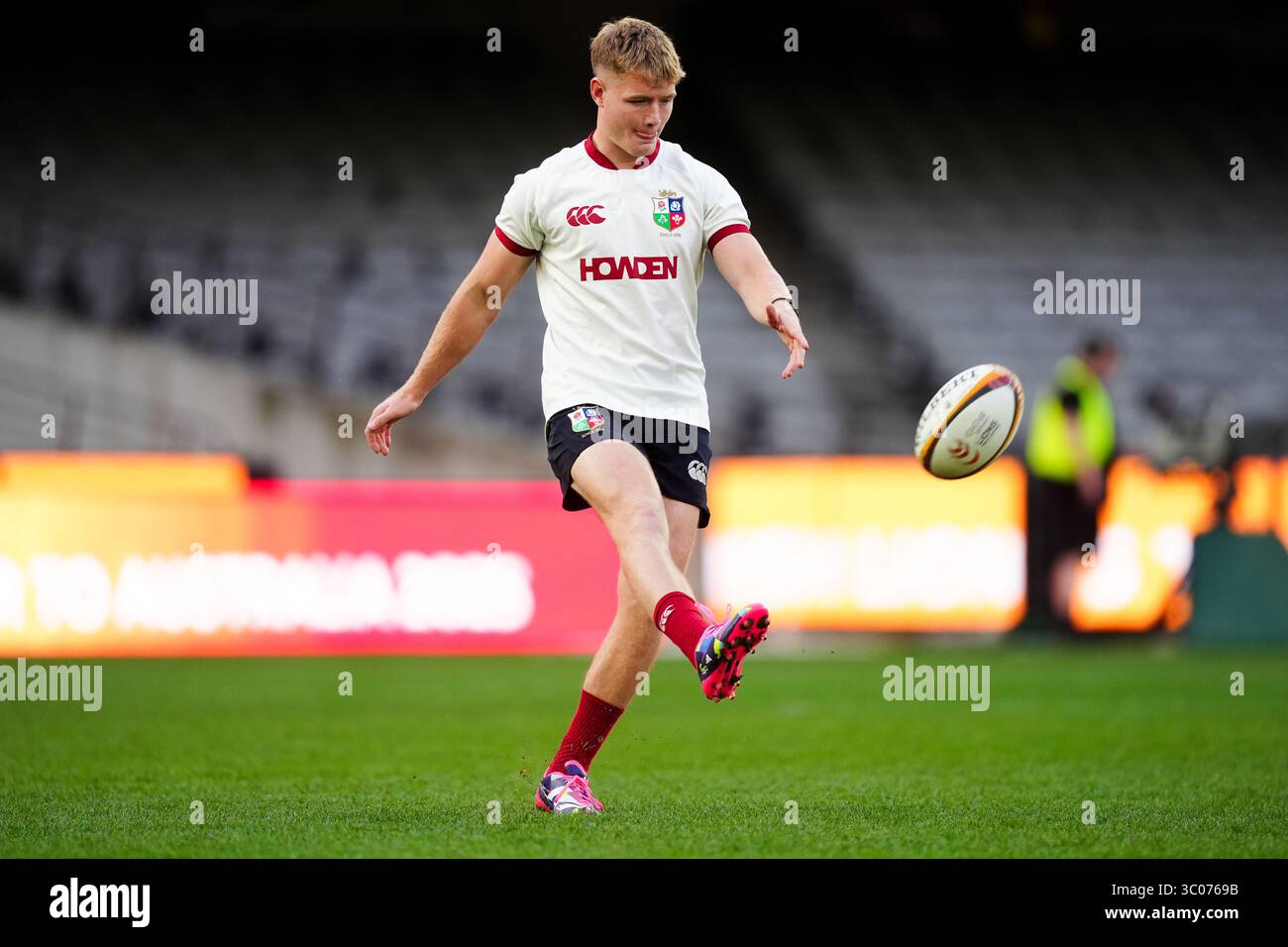 Fin Smith durante una sessione di kickers dei Lions britannici e irlandesi al Marvel Stadium di Melbourne, Australia. Owen Farrell guiderà i Lions inglesi e irlandesi per la prima volta nella partita di martedì contro le First Nations e Pasifika XV al Marvel Stadium. Data foto: Lunedì 21 luglio 2025. Foto Stock
