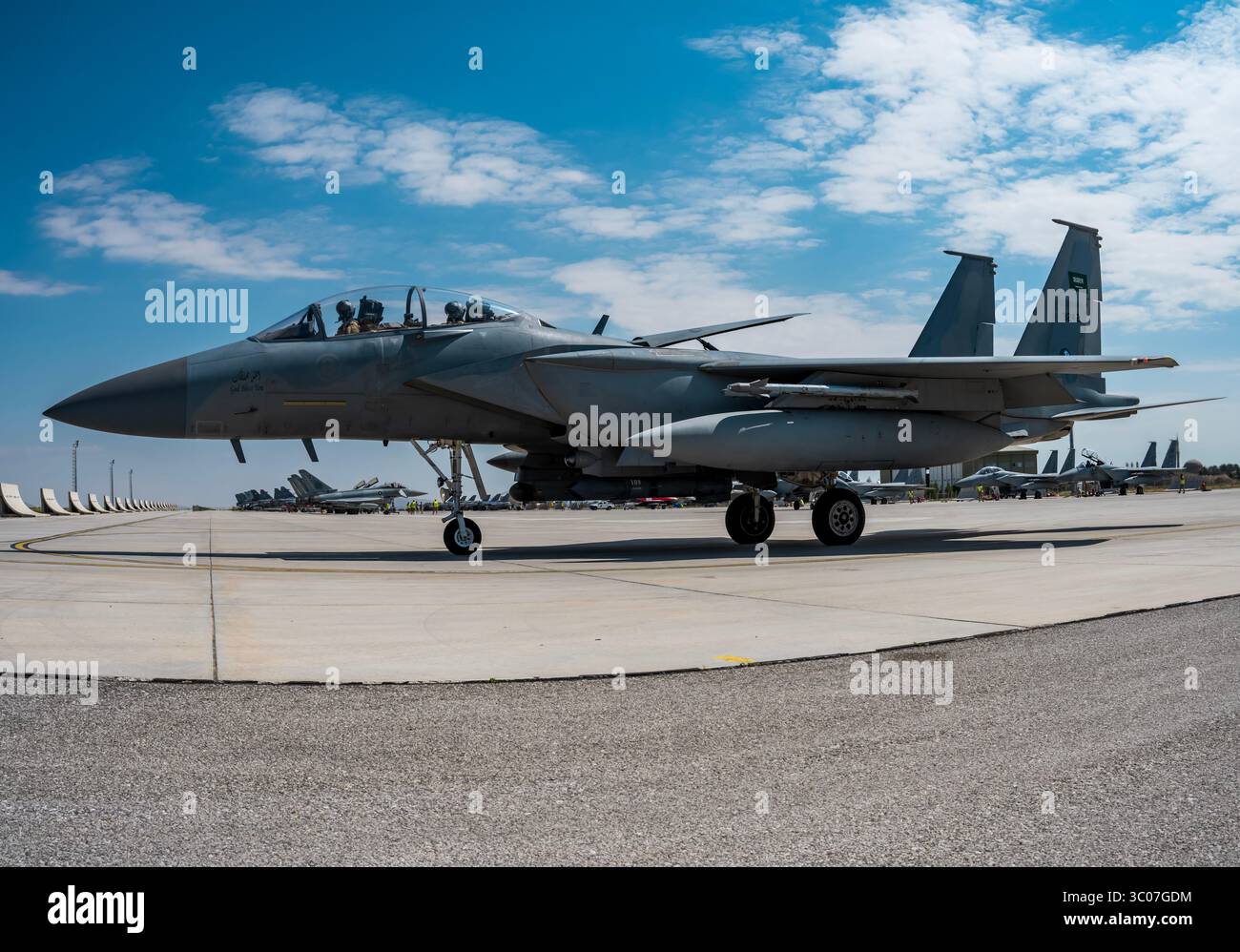 Caccia F-15 della Royal Saudi Air Force che rullano sulla pista durante l'esercitazione Anatolian Eagle in Turchia, mostrando cooperazione militare e avvento Foto Stock