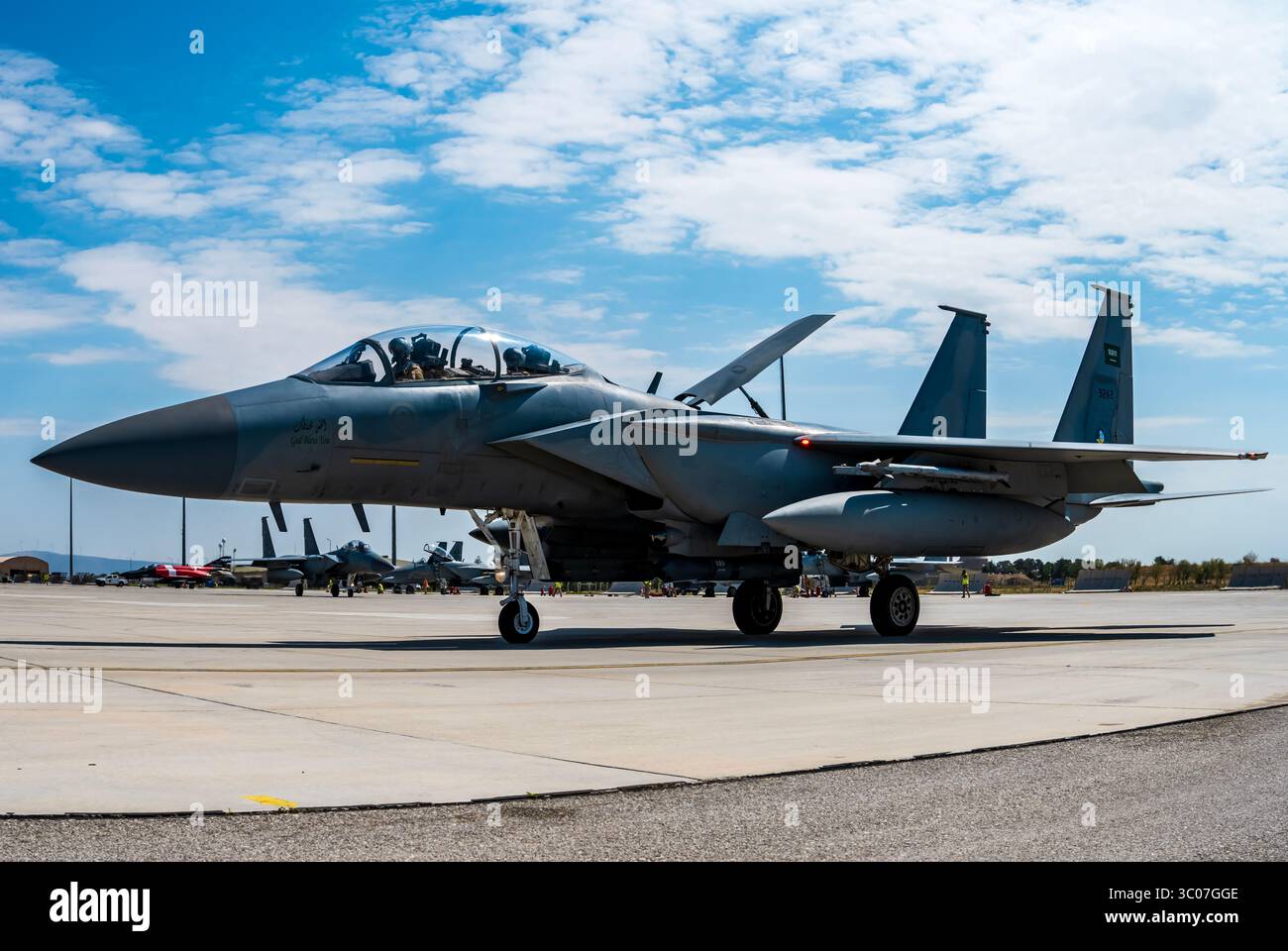 Caccia F-15 della Royal Saudi Air Force che rullano sulla pista durante l'esercitazione Anatolian Eagle in Turchia, mostrando cooperazione militare e avvento Foto Stock