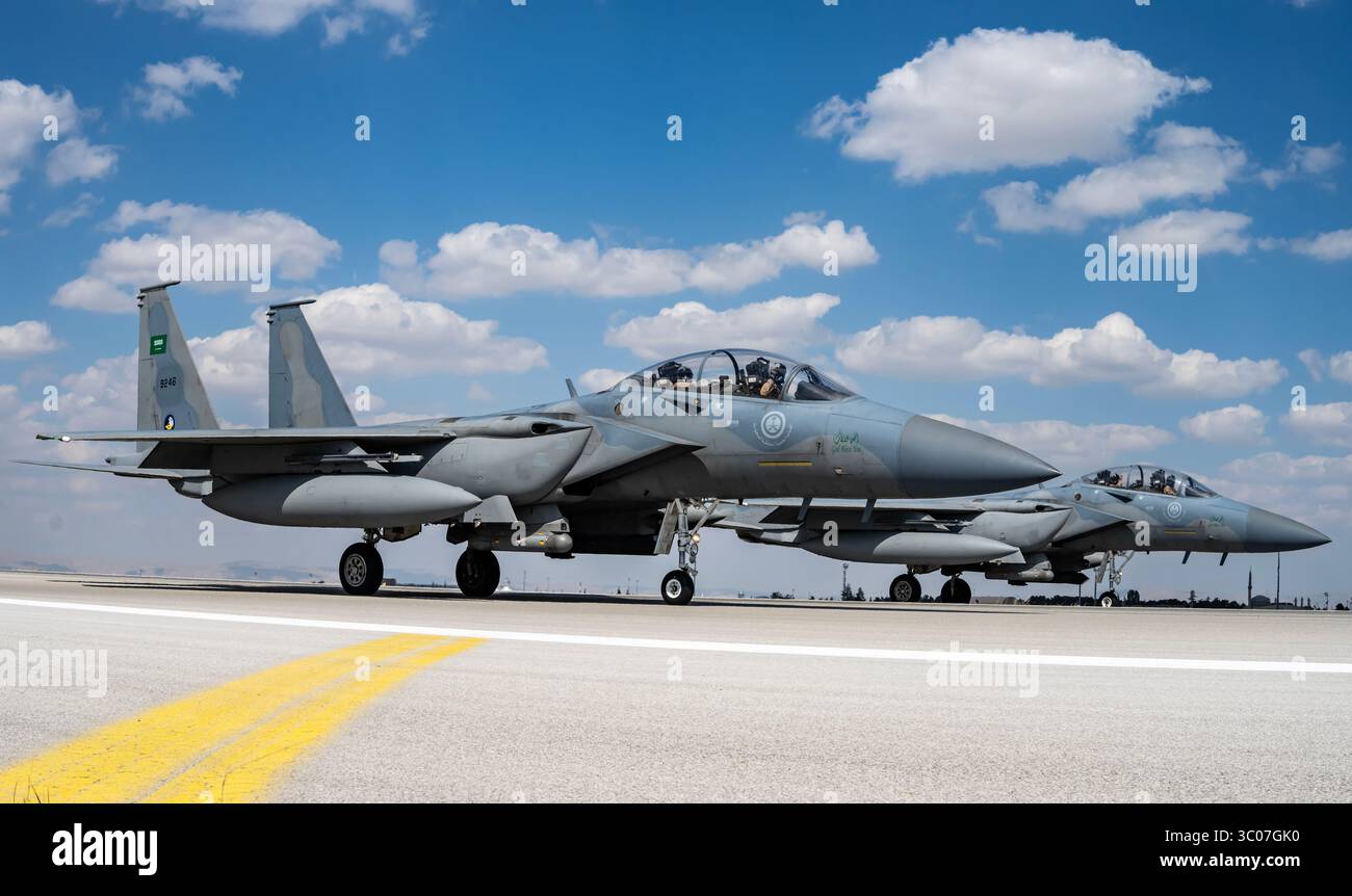 Caccia F-15 della Royal Saudi Air Force che rullano sulla pista durante l'esercitazione Anatolian Eagle in Turchia, mostrando cooperazione militare e avvento Foto Stock