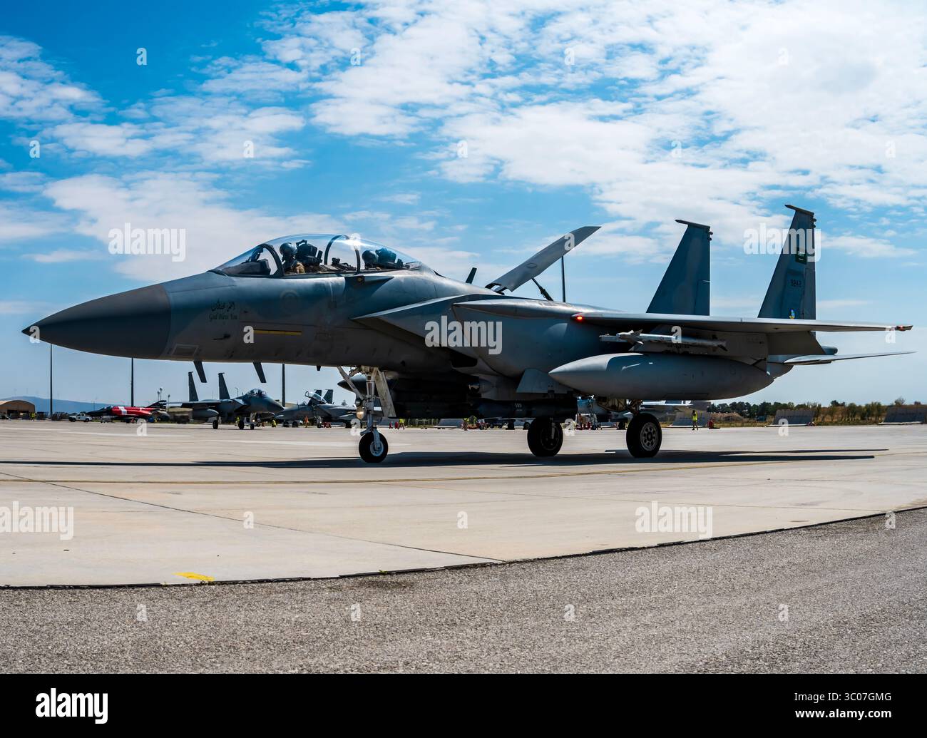 Caccia F-15 della Royal Saudi Air Force che rullano sulla pista durante l'esercitazione Anatolian Eagle in Turchia, mostrando cooperazione militare e avvento Foto Stock