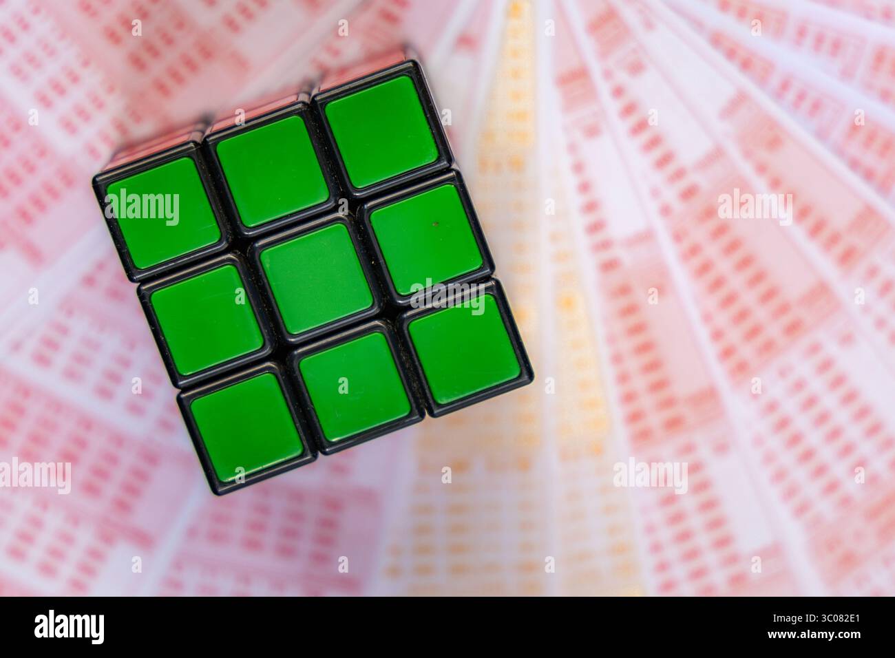 Cubo colorato per impilare, biglietti della lotteria, vincita di una grande lotteria, giochi d'azzardo numeri fortunati, vincita di una grande lotteria Foto Stock