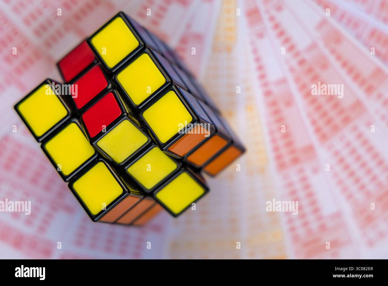 Cubo colorato per impilare, biglietti della lotteria, vincita di una grande lotteria, giochi d'azzardo numeri fortunati, vincita di una grande lotteria Foto Stock