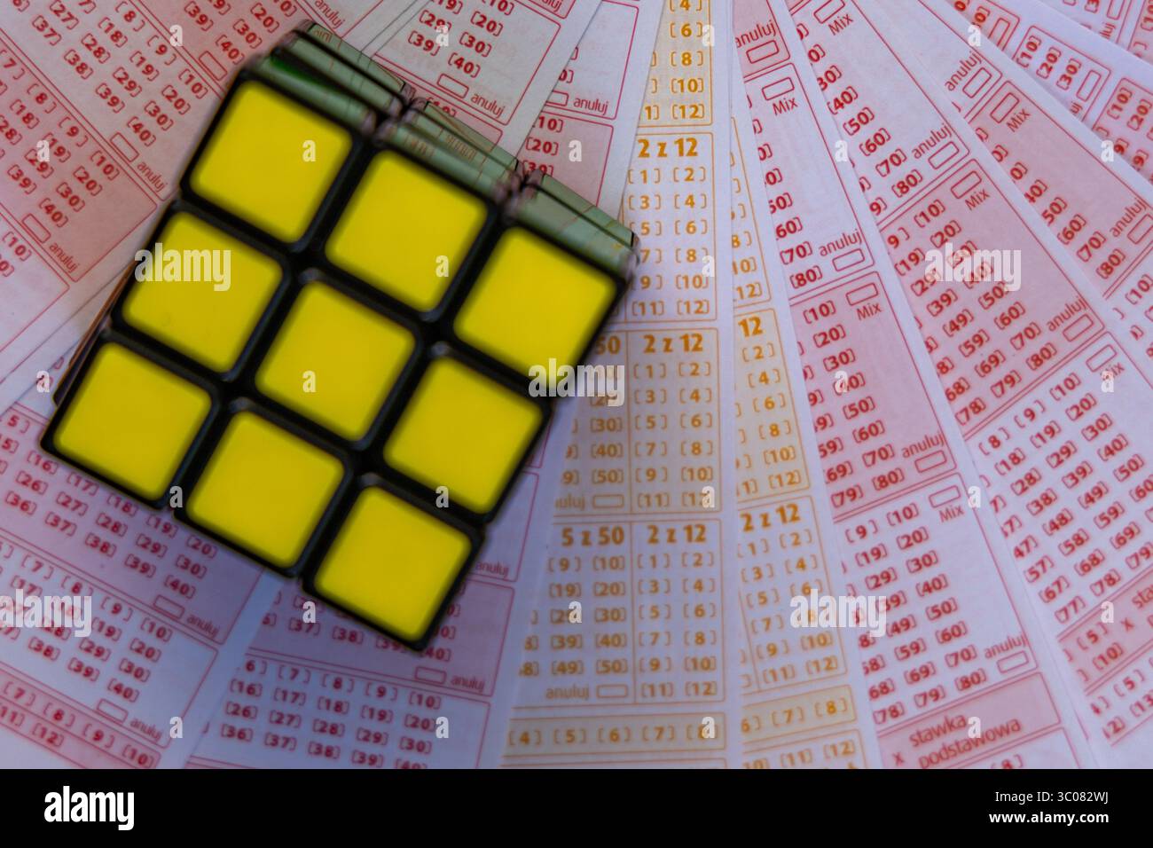 Cubo colorato per impilare, biglietti della lotteria, vincita di una grande lotteria, giochi d'azzardo numeri fortunati, vincita di una grande lotteria Foto Stock