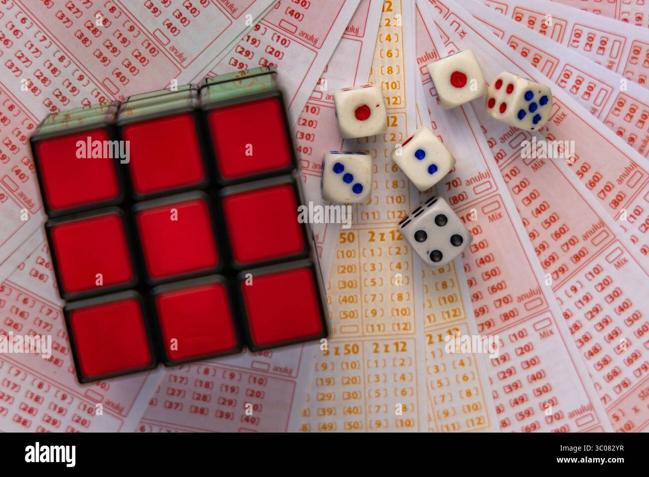 Cubo colorato per impilare, biglietti della lotteria, vincita di una grande lotteria, giochi d'azzardo numeri fortunati, vincita di una grande lotteria Foto Stock