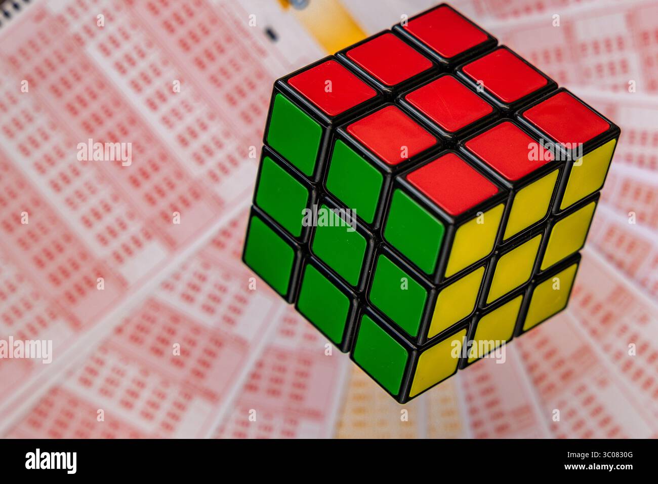 Cubo colorato per impilare, biglietti della lotteria, vincita di una grande lotteria, giochi d'azzardo numeri fortunati, vincita di una grande lotteria Foto Stock