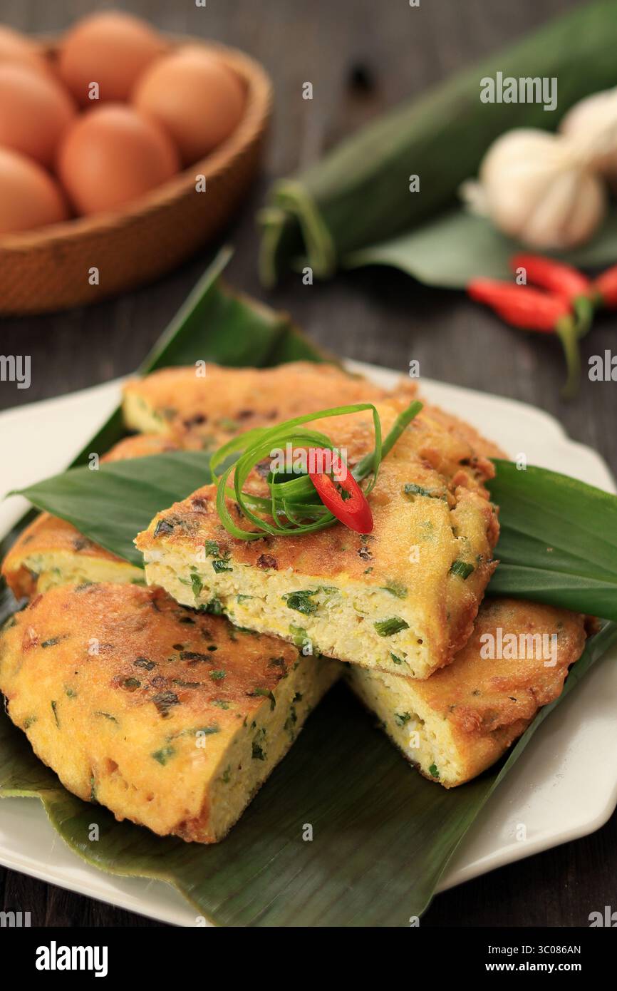 Uova strapazzate fritte o Telur Dadar Padang, piatto speciale del ristorante Rumah Makan Padang a base di uova, tofu, cipolla verde, farina e peperoncino Foto Stock