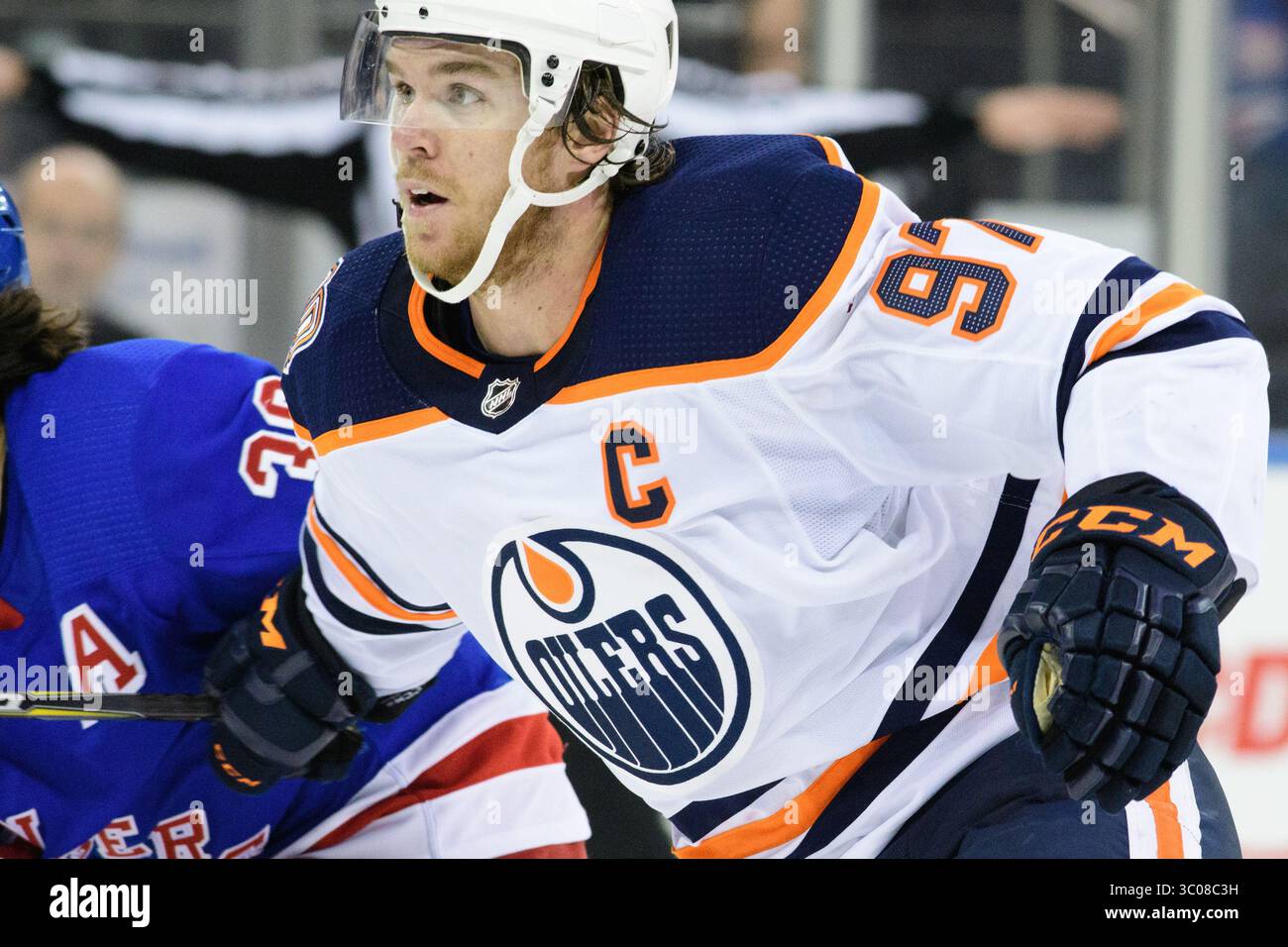 13 ottobre 2018: Il centro degli Edmonton Oilers Connor McDavid (97) è in azione durante la partita tra i New York Rangers e gli Edmonton Oilers al Madison Square Garden di Manhattan, New York. Gli Edmonton Oilers sconfiggono i New York Rangers 2-1. Credito obbligatorio: Kostas Lymperopoulos/CSM (immagine di credito: &Copy; Kostas Lymperopoulos/CSM tramite filo ZUMA) Foto Stock