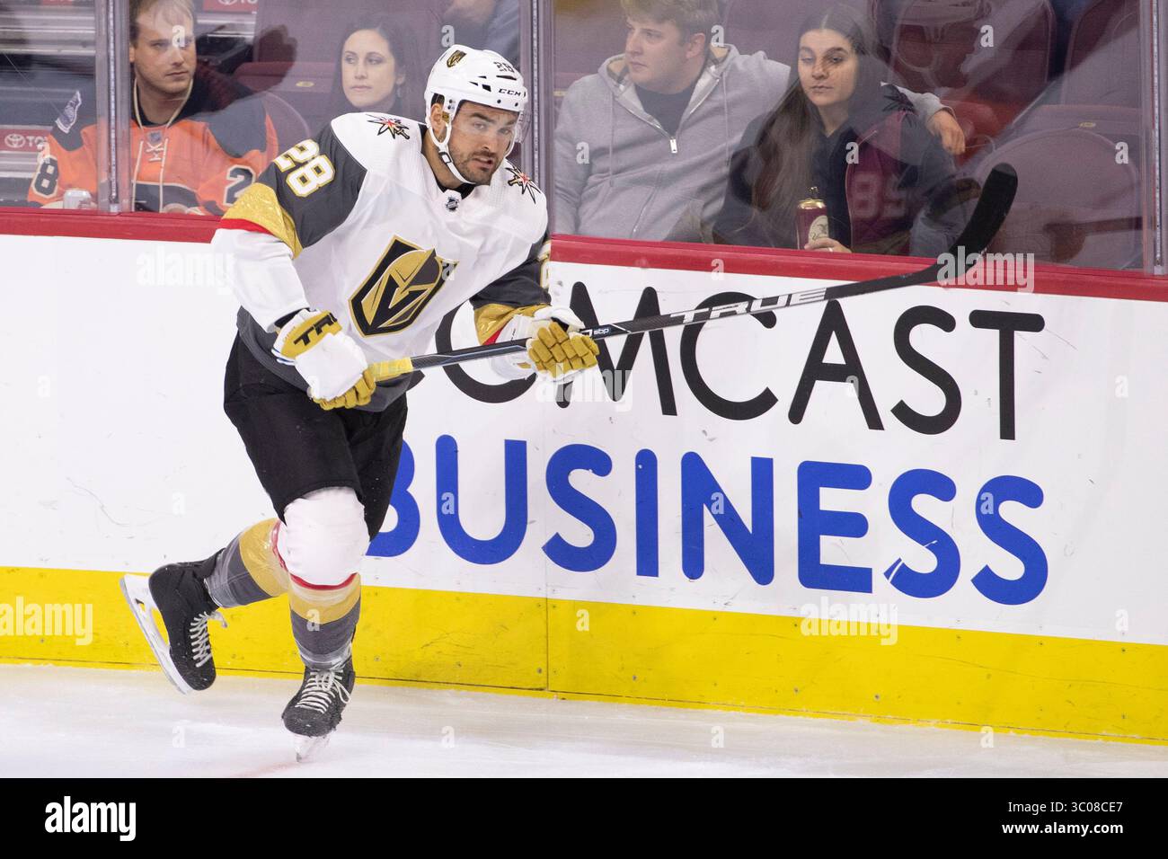 13 ottobre 2018: I Vegas Golden Knights lasciarono l'ala William Carrier (28) in azione durante la partita NHL tra i Vegas Golden Knights e i Philadelphia Flyers al Well Fargo Center di Philadelphia, Pennsylvania. Christopher SzagolaCal Sport Media (immagine di credito: &Copy; Chris Szagola/CSM tramite cavo ZUMA) Foto Stock