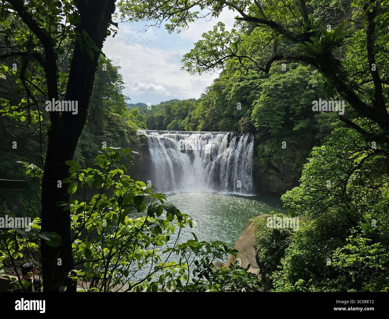 Cascate di Shifen (十分大瀑布) Taiwan - Immagine stock catturata con smartphone