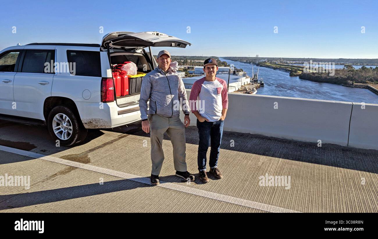 12 ottobre 2018 - Port St. Joe, Florida, Stati Uniti - il fotografo dello staff del Tampa Bay Times Douglas R. Clifford, Left, e lo scrittore dello staff Zack Sampson viene fotografato dal proprietario del ristorante e bar Tony Whitfield, di Port St. Joe, durante una sosta sul ponte US 98 di Port St. Joe, dove hanno trasmesso storie e immagini dopo aver riferito nella township costiera di Mexico Beach, popolazione 1200, che era devastata venerdì (10/12/18) dopo l'uragano Michael sbarcato mercoledì nella Florida Panhandle. (Immagine di credito: © Tampa Bay Times via ZUMA Wire) Foto Stock 12 ottobre 2018 - Port St. Joe, Florida, Stati Uniti - il fotografo dello staff del Tampa Bay Times Douglas R. Clifford, Left, e lo scrittore dello staff Zack Sampson viene fotografato dal proprietario del ristorante e bar Tony Whitfield, di Port St. Joe, durante una sosta sul ponte US 98 di Port St. Joe, dove hanno trasmesso storie e immagini dopo aver riferito nella township costiera di Mexico Beach, popolazione 1200, che era devastata venerdì (10/12/18) dopo l'uragano Michael sbarcato mercoledì nella Florida Panhandle. (Immagine di credito: © Tampa Bay Times via ZUMA Wire) Foto Stock