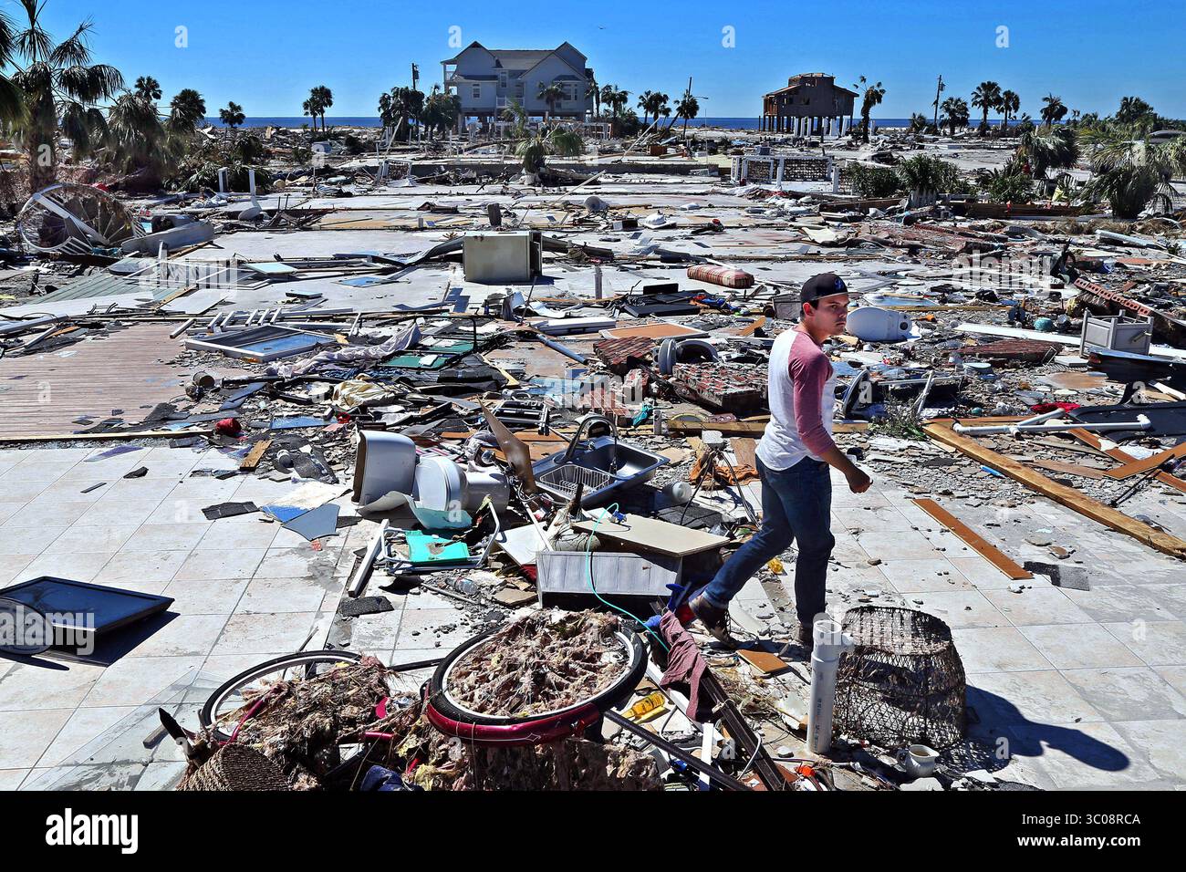 12 ottobre 2018 - Mexico Beach, Florida, Stati Uniti - DOUGLAS R. CLIFFORD | Times.Tampa Bay Times lo scrittore dello staff Zack Sampson esplora una sezione danneggiata della città costiera di Mexico Beach, Florida, popolazione 1200 abitanti, devastata venerdì (10/12/18) dopo che l'uragano Michael sbarcò mercoledì nella Florida Panhandle. (Immagine di credito: © Douglas R. Clifford/Tampa Bay Times via cavo ZUMA) Foto Stock 12 ottobre 2018 - Mexico Beach, Florida, Stati Uniti - DOUGLAS R. CLIFFORD | Times.Tampa Bay Times lo scrittore dello staff Zack Sampson esplora una sezione danneggiata della città costiera di Mexico Beach, Florida, popolazione 1200 abitanti, devastata venerdì (10/12/18) dopo che l'uragano Michael sbarcò mercoledì nella Florida Panhandle. (Immagine di credito: © Douglas R. Clifford/Tampa Bay Times via cavo ZUMA) Foto Stock