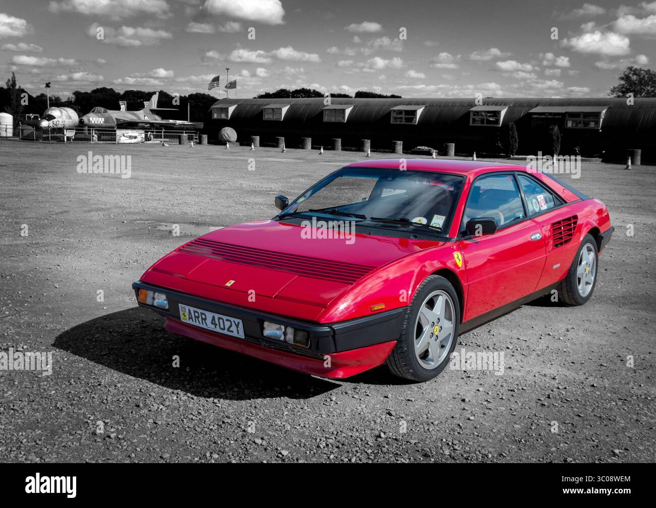 Una Ferrari Mondial rossa, Quattrovalvole, Sywell Aerodrome, Northamptonshire, Regno Unito; sfondo convertito in bianco e nero Foto Stock