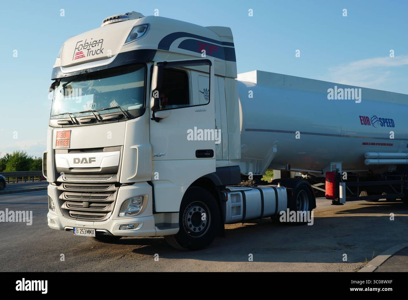 Bucarest, Romania – 20 luglio 2025: Autocarro armato DAF della società rumena di servizi di rifornimento di aeromobili Eurospeed su strada Foto Stock
