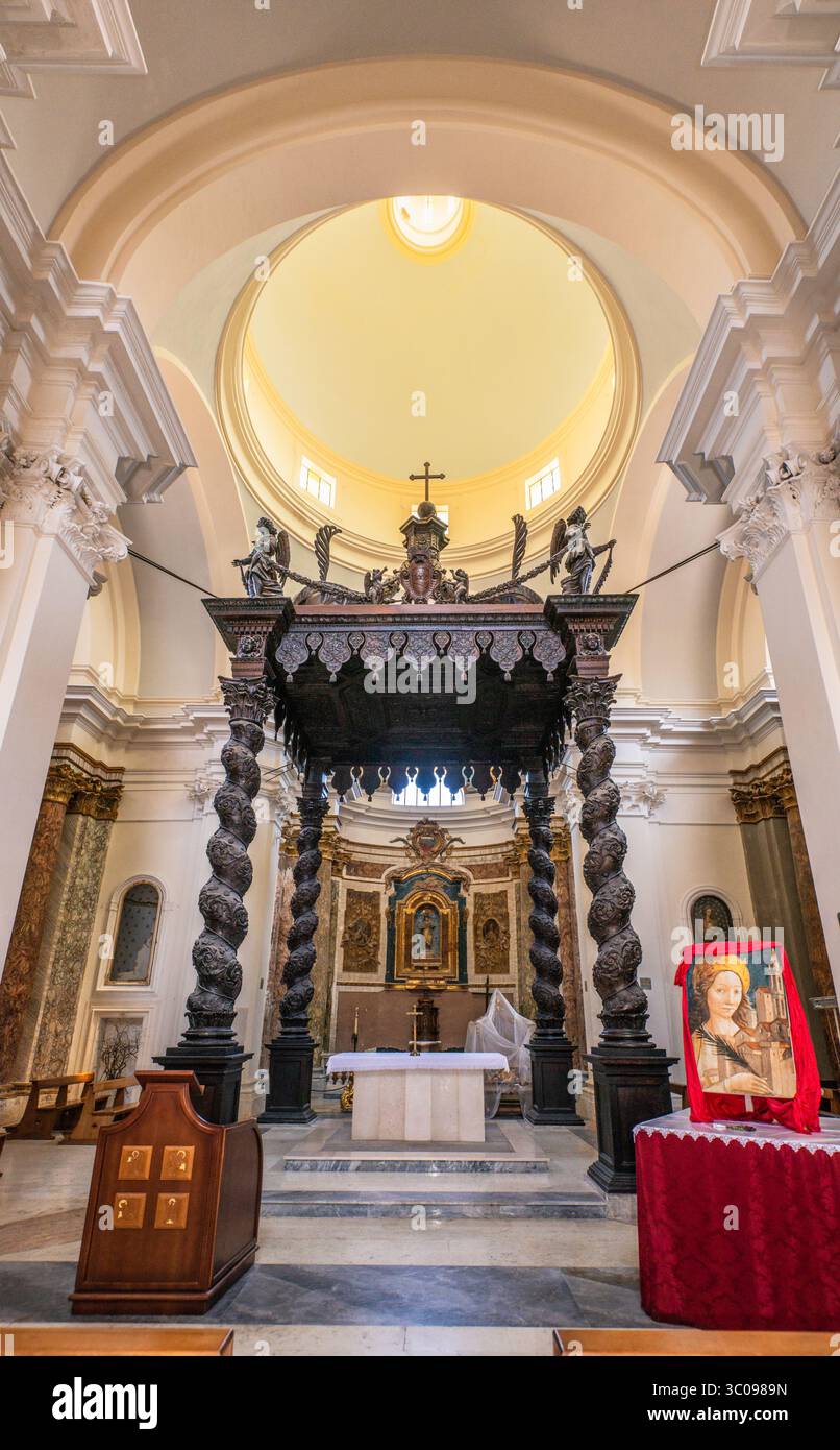 Interno con l'imponente baldacchino della chiesa di Santa Reparata nella città di Atri, regione Abruzzo, Italia Foto Stock