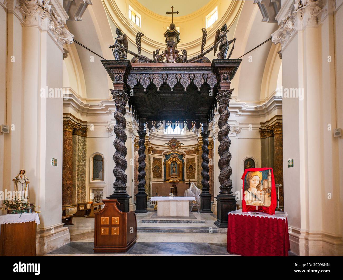 Interno con l'imponente baldacchino della chiesa di Santa Reparata nella città di Atri, regione Abruzzo, Italia Foto Stock
