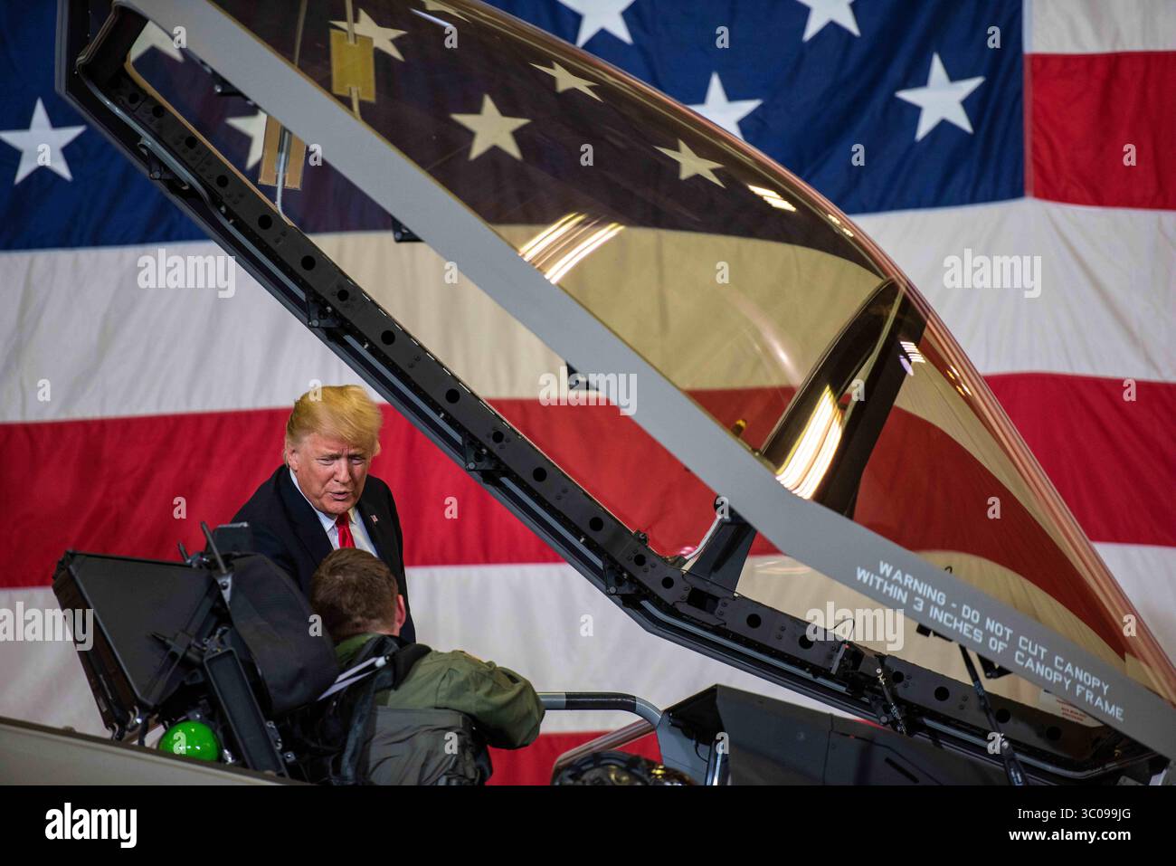 1 giugno 2014 - Glendale, AZ, Stati Uniti d'America - il tenente colonnello Jason Curtis, F-35A Lightning II, il presidente degli Stati Uniti Donald Trump, spiega le capacità degli aerei da caccia F-35 durante una visita alla Luke Air Force base il 19 ottobre 2018 fuori Glendale, Arizona. (Immagine di credito: © Alexander Cook via ZUMA Wire) Foto Stock