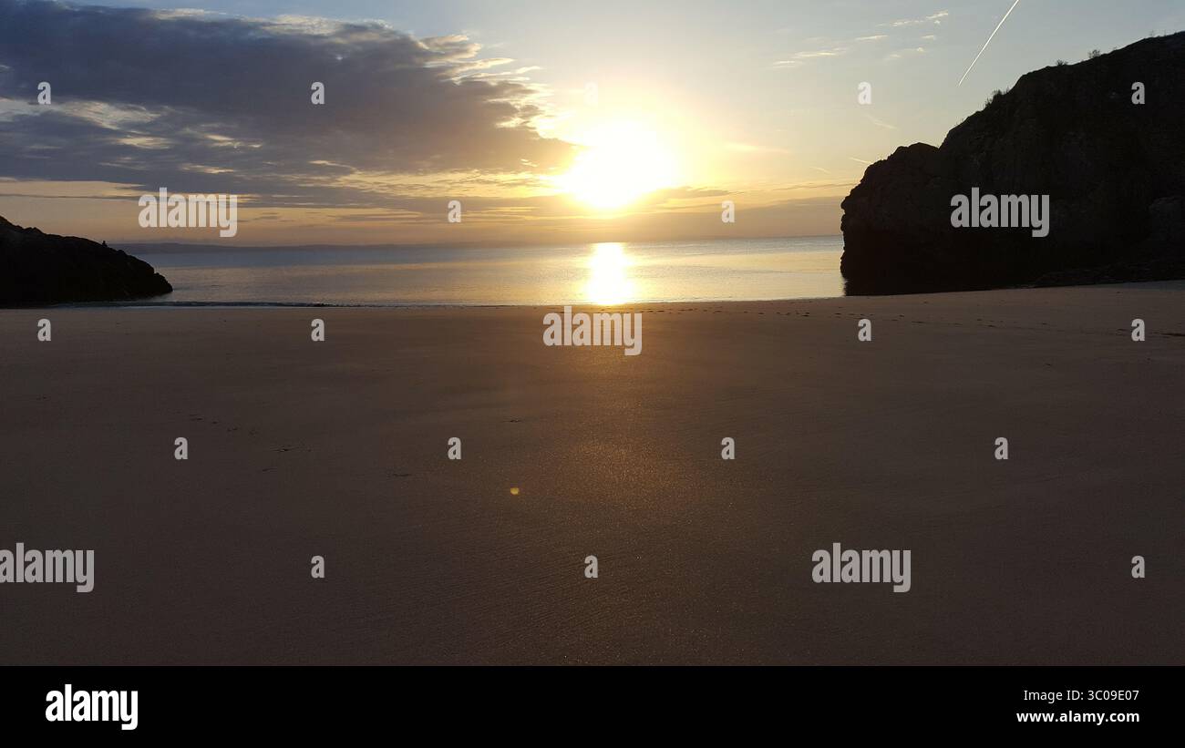 Swansea, Regno Unito - alba, passeggiata, rocce e sabbia Foto Stock
