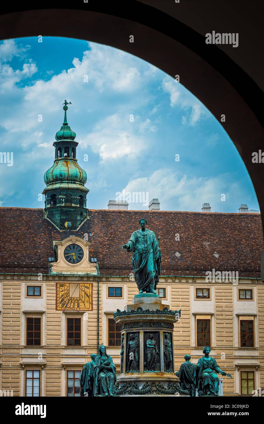 Il monumento in bronzo dell'imperatore Francesco i sullo sfondo del Palazzo Hofburg a Vienna, Austria. Foto Stock