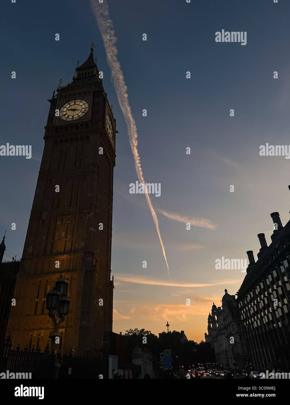 Elizabeth Tower e l'orologio del Big Ben si illuminano di notte a Londra, Regno Unito. Foto Stock