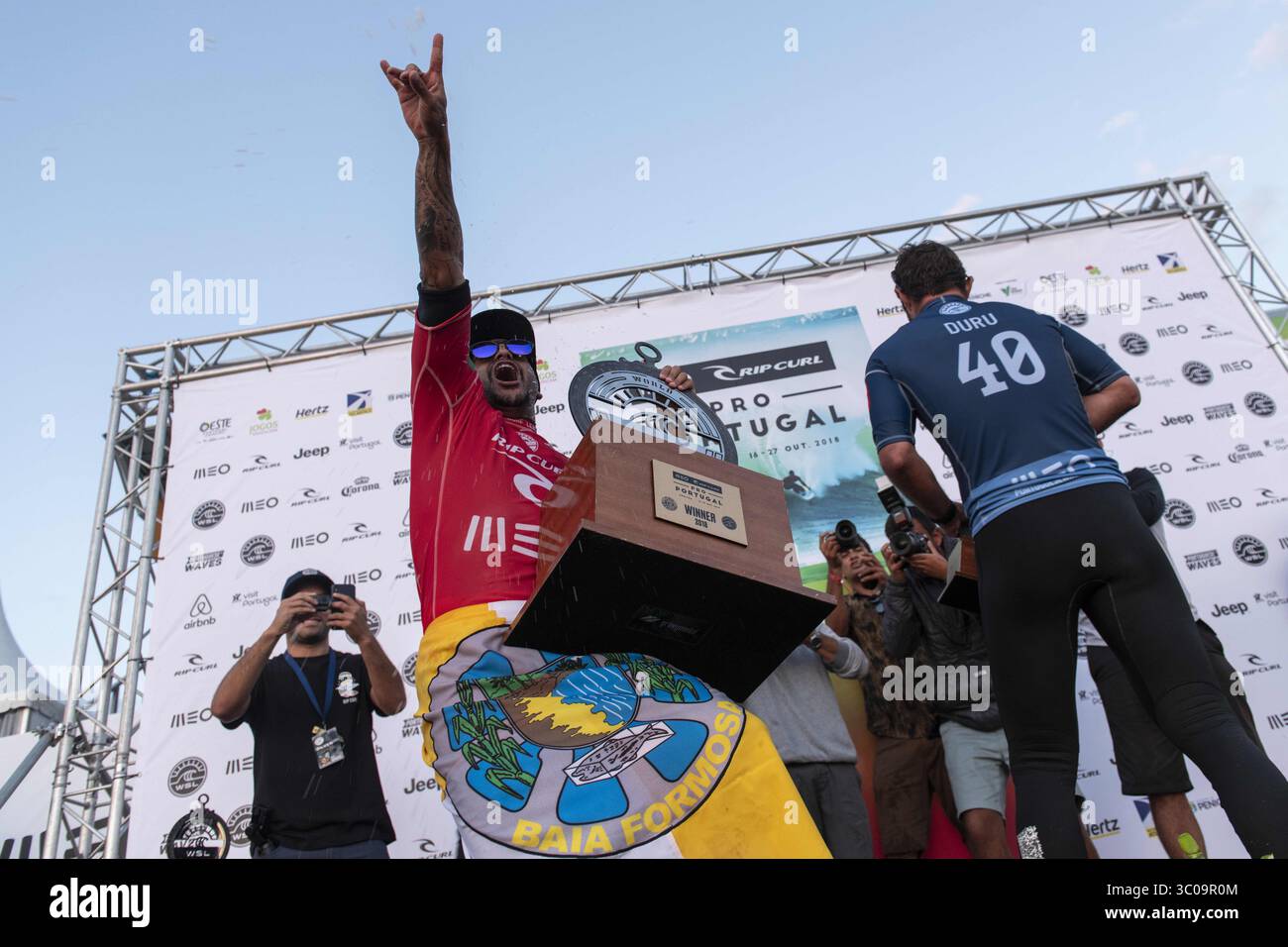 20 ottobre 2018 - Peniche, Portogallo - Italo Ferreira (BRA) si vede festeggiare con i tifosi dopo aver ricevuto il primo premio a Supertubos Beach, Peniche...il surfista brasiliano Italo Ferreira ha vinto la tappa portoghese della World Surf League, MEO Rio Curl Pro, tenutasi a Peniche. Ferreira ha sconfitto in finale il francese Joan Duru dopo aver battuto in semifinale il connazionale Gabriel Medina. Ora tutta l'attenzione va ad Havaii, il passo finale che deciderà il prossimo campione del mondo di surf. (Immagine di credito: © Hugo Amaral/SOPA Images via ZUMA Wire) Foto Stock