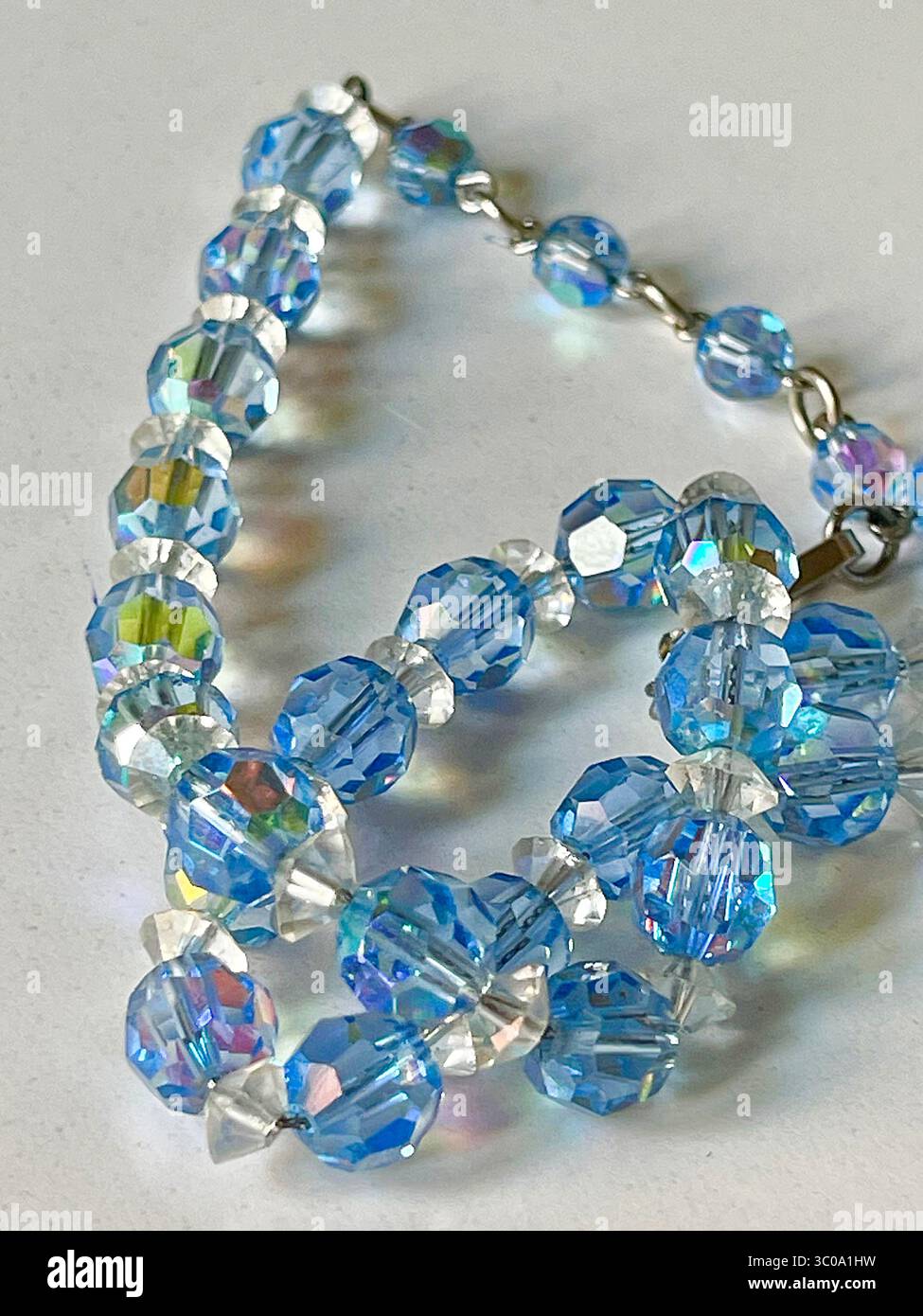 Collana in cristallo. Vista ravvicinata. - Immagine stock catturata con smartphone