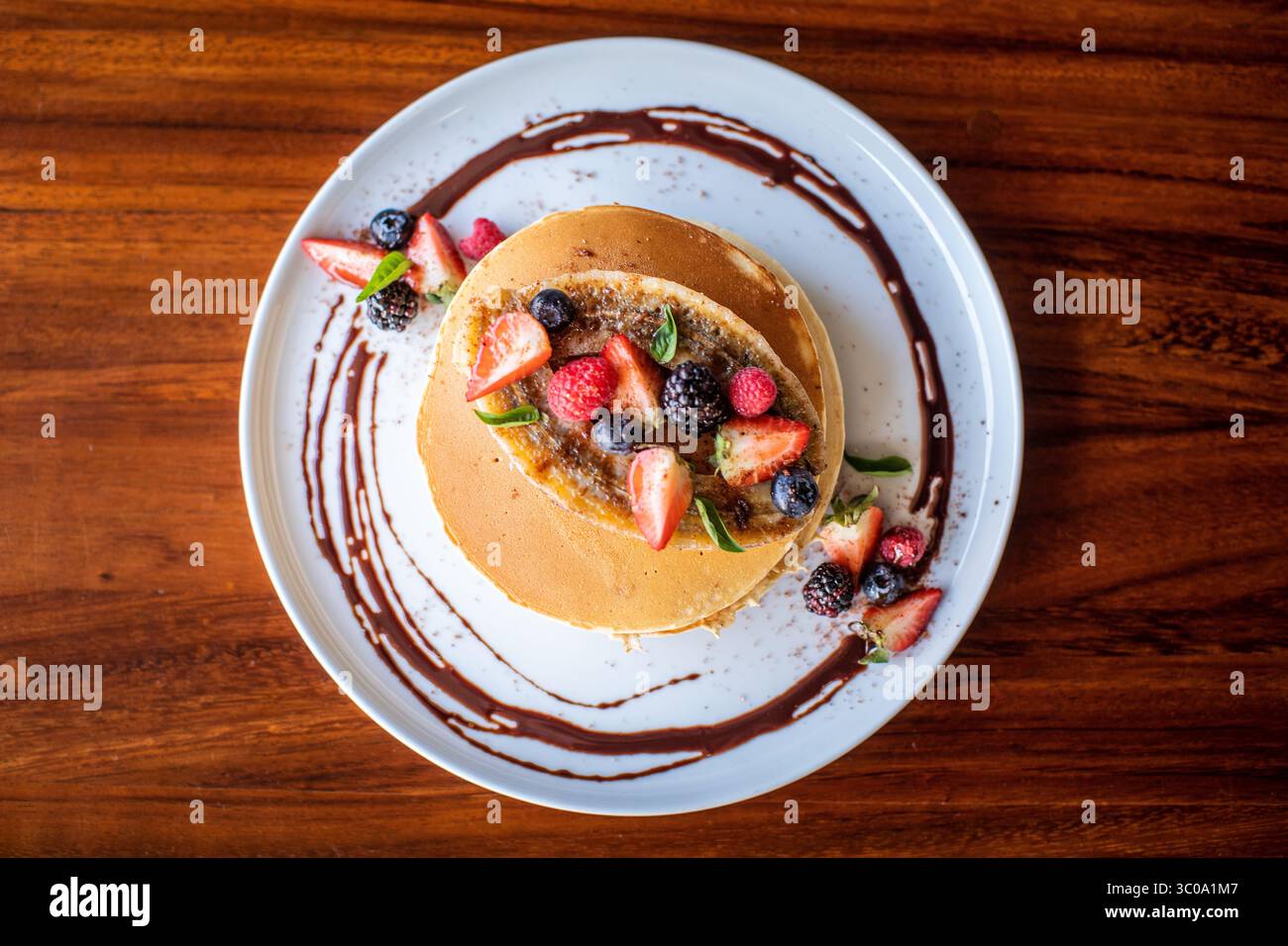 Vista dall'alto della colazione, pancake e frutta Foto Stock