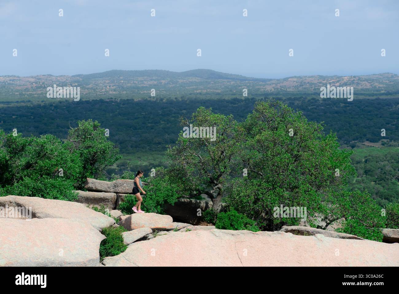 Ragazza che cammina attraverso la natura sulla cima della montagna Foto Stock
