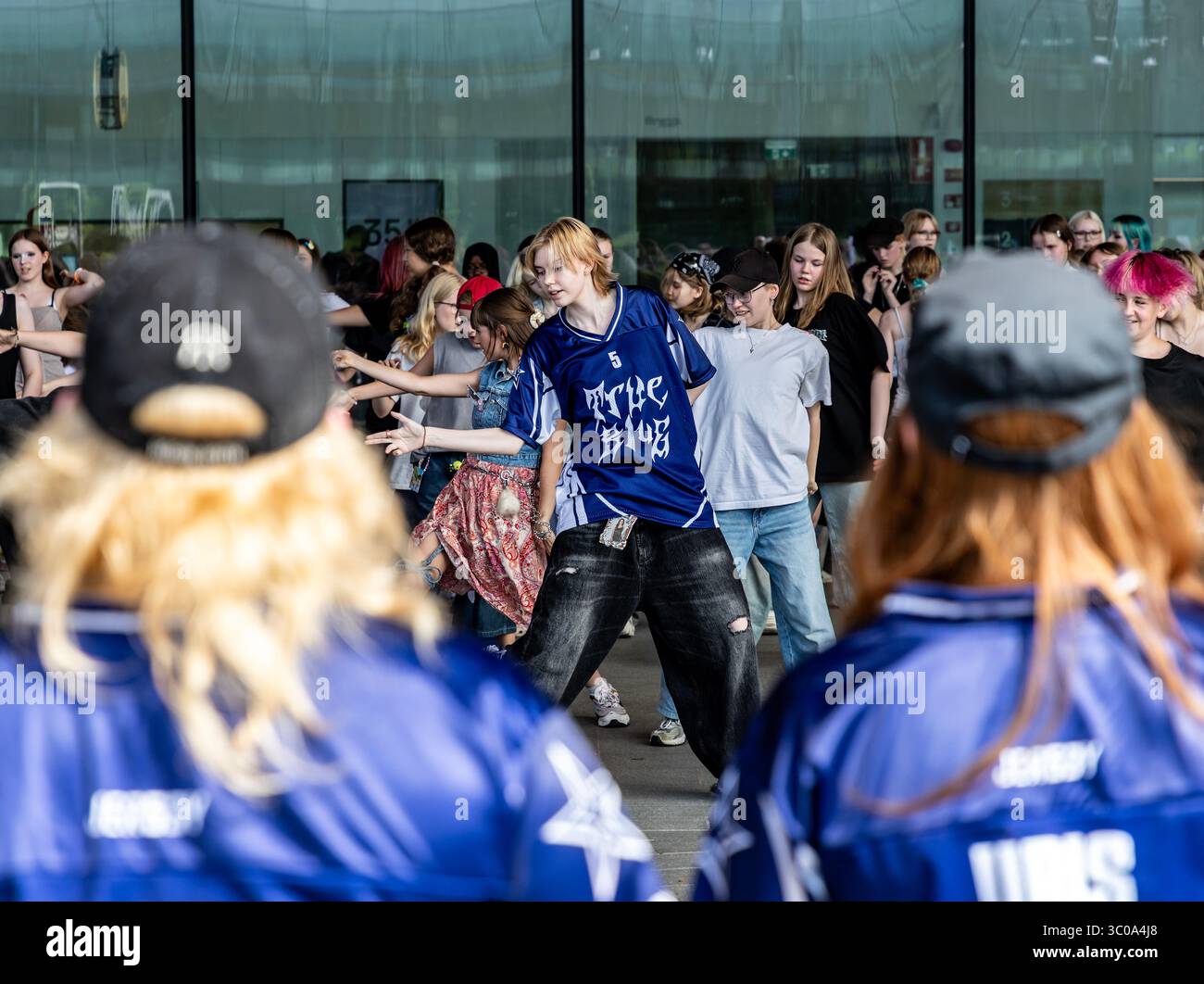 Ballerini in un incontro con la troupe di danza di strada Blu di fronte alla Biblioteca centrale di Helsinki Oodi. Foto Stock