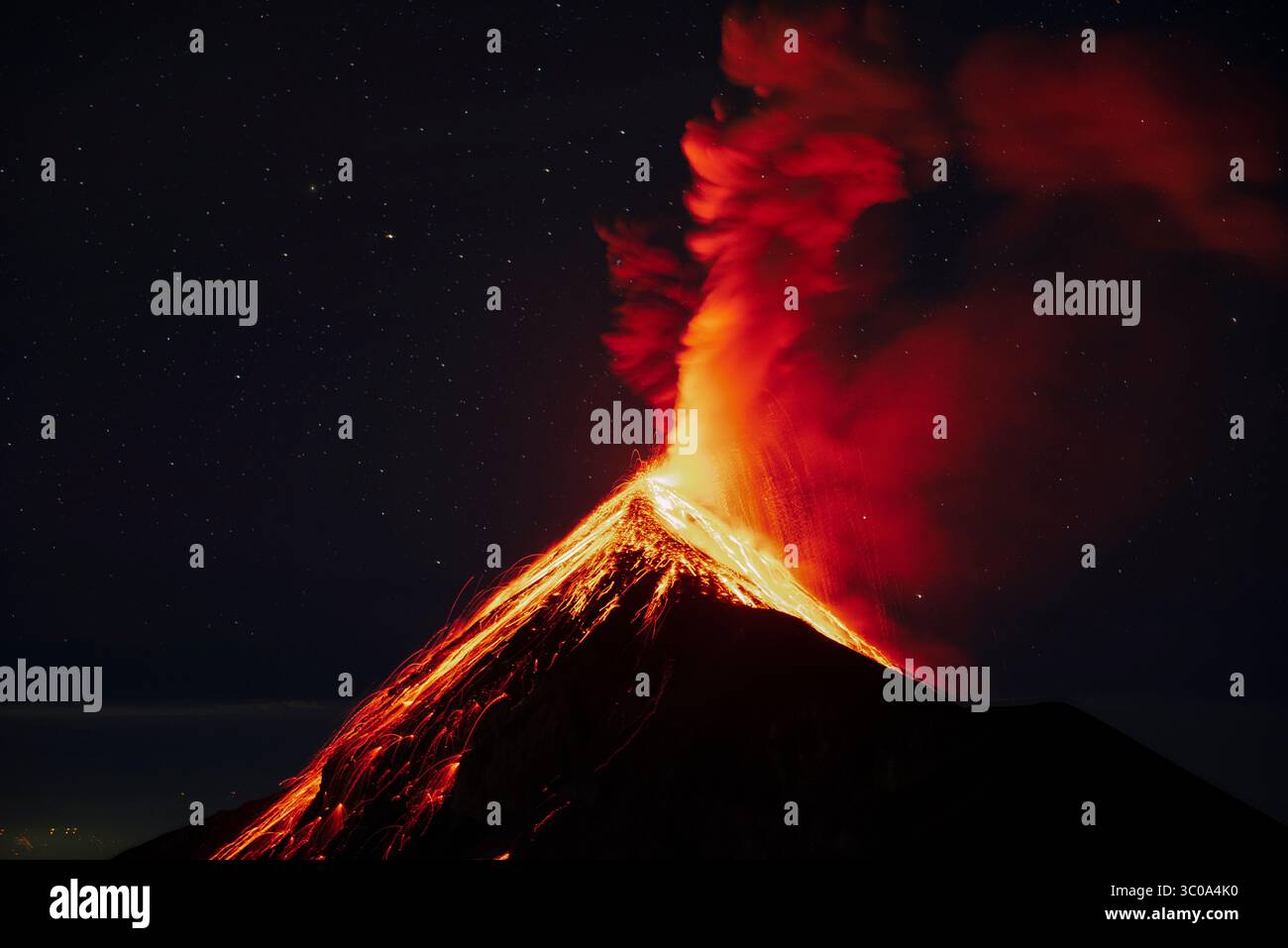 Volcan de Fuego durante un'eruzione di notte Foto Stock