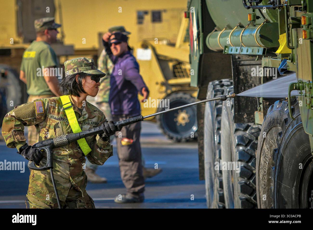 16 ottobre 2018 - Romania - U.S. Army PFC. Lara Bulatao, nativa di San Diego, California, assegnata alla Indian Forward Support Company, 2nd Battalion 5th Cavalry Regiment, 1st Armored Brigade Combat Team, 1st Cavalry Division power-washes un M978 HEMTT fueler durante un lavaggio rack operazioni, Mihail Kogalniceanu Air base in Romania, Octoberober 16, 2018. Questi soldati sono dispiegati in Europa a sostegno di Atlantic Resolve, un'esercitazione di addestramento duratura tra NATO e forze statunitensi. (Immagine di credito: © U.S. Army/ZUMA Wire/ZUMAPRESS.com) Foto Stock