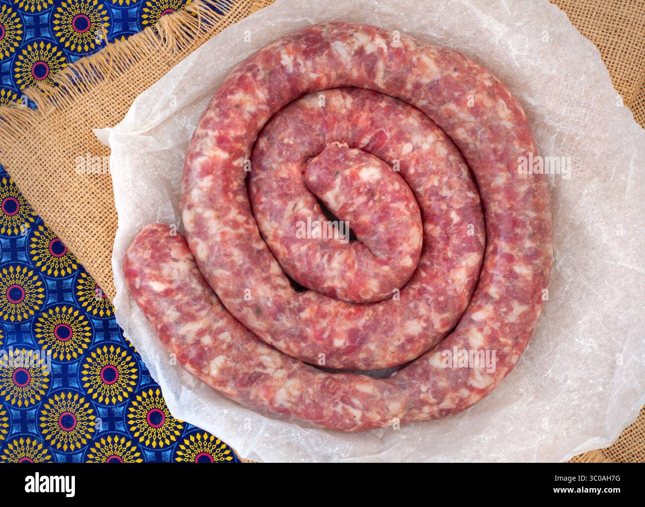 Grezze vergini sudafricane su un panno in burlap con alcuni iconici tessuti sudafricani Foto Stock