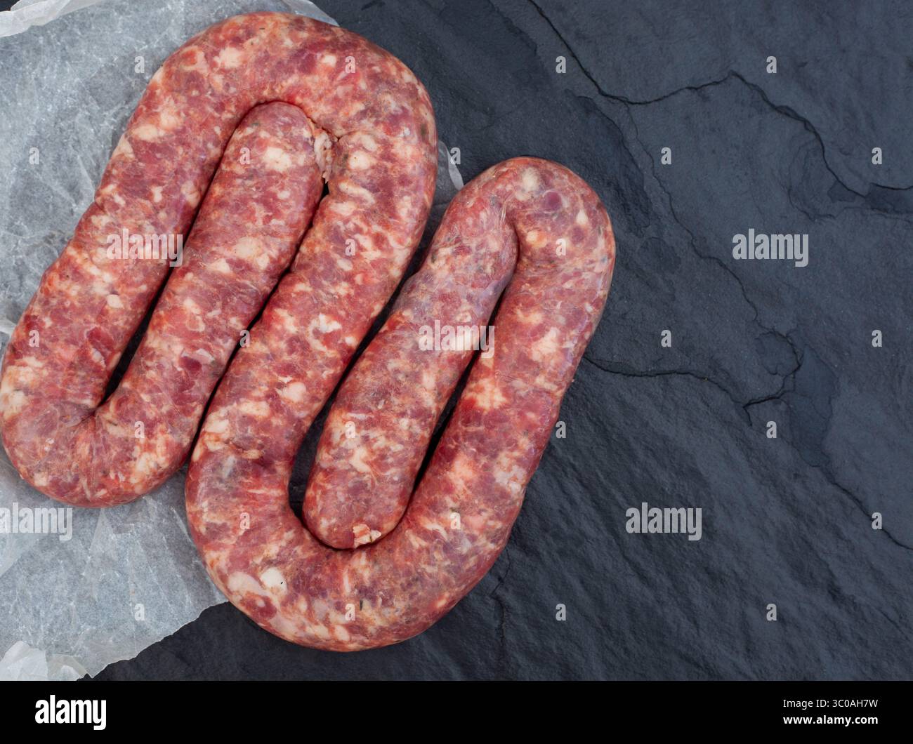 Boerewors sudafricani su superficie nera con spazio per copie Foto Stock