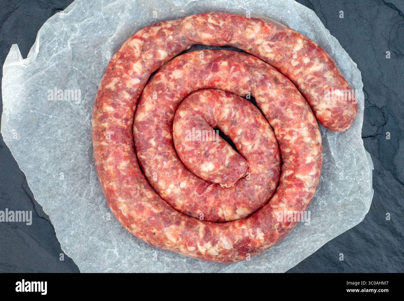 Verdura sudafricana grezza su carta e superficie di ardesia nera Foto Stock