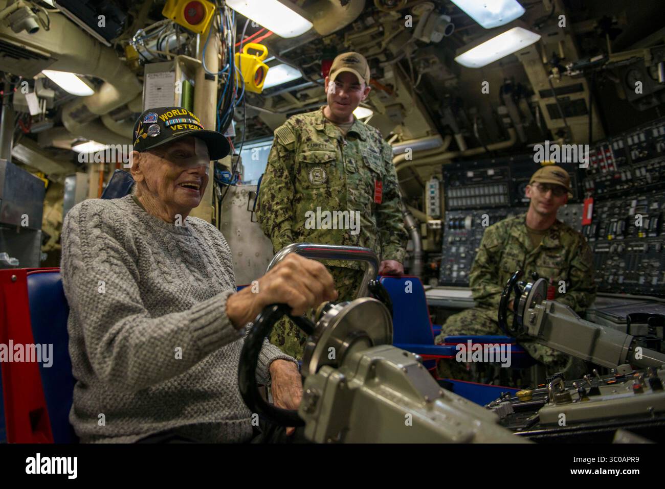 13 ottobre 2018 - Bangor, Washington, Stati Uniti - il veterano della seconda guerra mondiale Roy Solt è al timone durante un tour del sottomarino missilistico balistico classe Ohio USS Pennsylvania (SSBN 735). Solt prestò servizio a bordo della corazzata classe Pennsylvania USS Pennsylvania (BB-38) come controllore del fuoco ed era a bordo quando la nave fu silurata nel 1945. (Immagine di credito: © U.S. Navy/ZUMAPRESS.com/ZUMA Wire) Foto Stock
