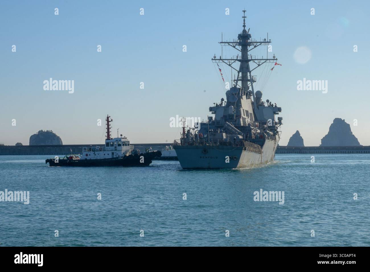 12 ottobre 2018 - Busan, Busan Gwang'yeogsi [Pusan-Kwangy, Repubblica di Corea - il cacciatorpediniere missilistico guidato classe Arleigh Burke USS Benfold (DDG 65) arriva al molo di base della flotta della Repubblica di Corea come parte di una visita portuale programmata. Benfold è in corso con il Ronald Reagan Carrier Strike Group e viene schierato in avanti nell'area di operazioni della 7th Fleet a sostegno della sicurezza e della stabilità nella regione nel Pacifico. (Immagine di credito: © U.S. Navy/ZUMAPRESS.com/ZUMA Wire) Foto Stock