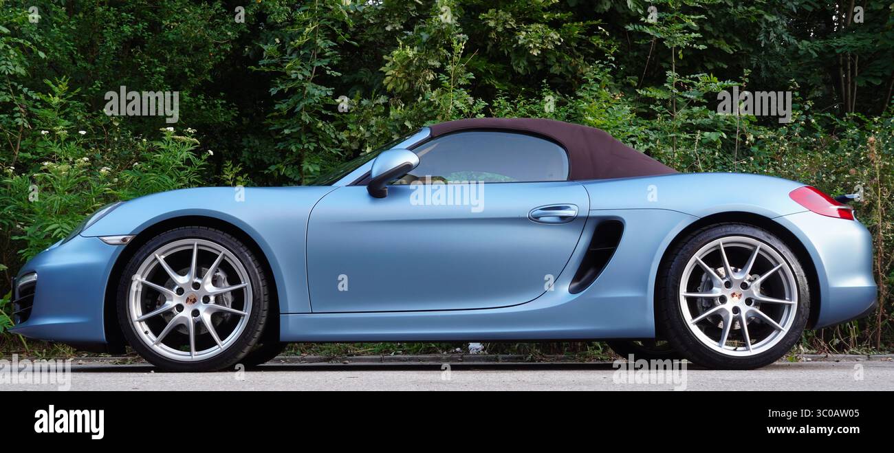 Bucarest, Romania – 20 luglio 2025: Vista ravvicinata dell'auto Porsche Boxster 981 parcheggiata su strada lungo la foresta Foto Stock