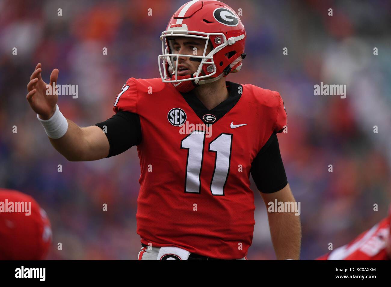 27 ottobre 2018 - Jacksonville, FL, USA - Florida Gators vs Georgia Bulldogs, football NCAA. SEC est. Il quarterback della Georgia Jake Fromm, n. 11, passò 17-24 240 yard e 3 touchdown....7 Georgia batté la n. 9 Florida 36-17 ..il quarterback della Georgia Jake Fromm passò 17-24 yard per 240 yard e 3 touchdown...la partita fu vicina fino al quarto periodo, quando Georgia si allontanò. (Immagine di credito: © Frakes-Heald/ZUMA Wire) Foto Stock