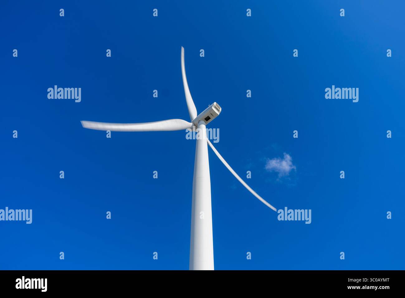 L'unica turbina eolica on-shore sulla costa orientale a Lowestoft, Ness Point Wind Farm. Chiamato Gulliver, alto 126 metri, è il più alto del Regno Unito! Foto Stock