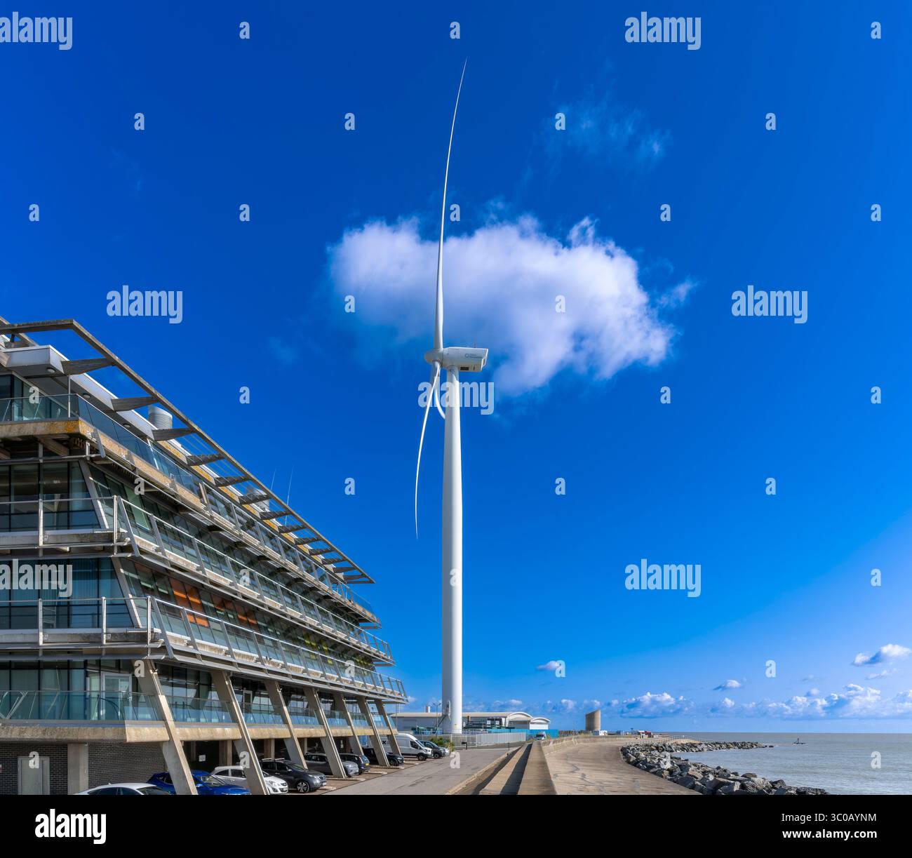 L'unica turbina eolica on-shore sulla costa orientale a Lowestoft, Ness Point Wind Farm. Chiamato Gulliver, alto 126 metri, è il più alto del Regno Unito! Foto Stock