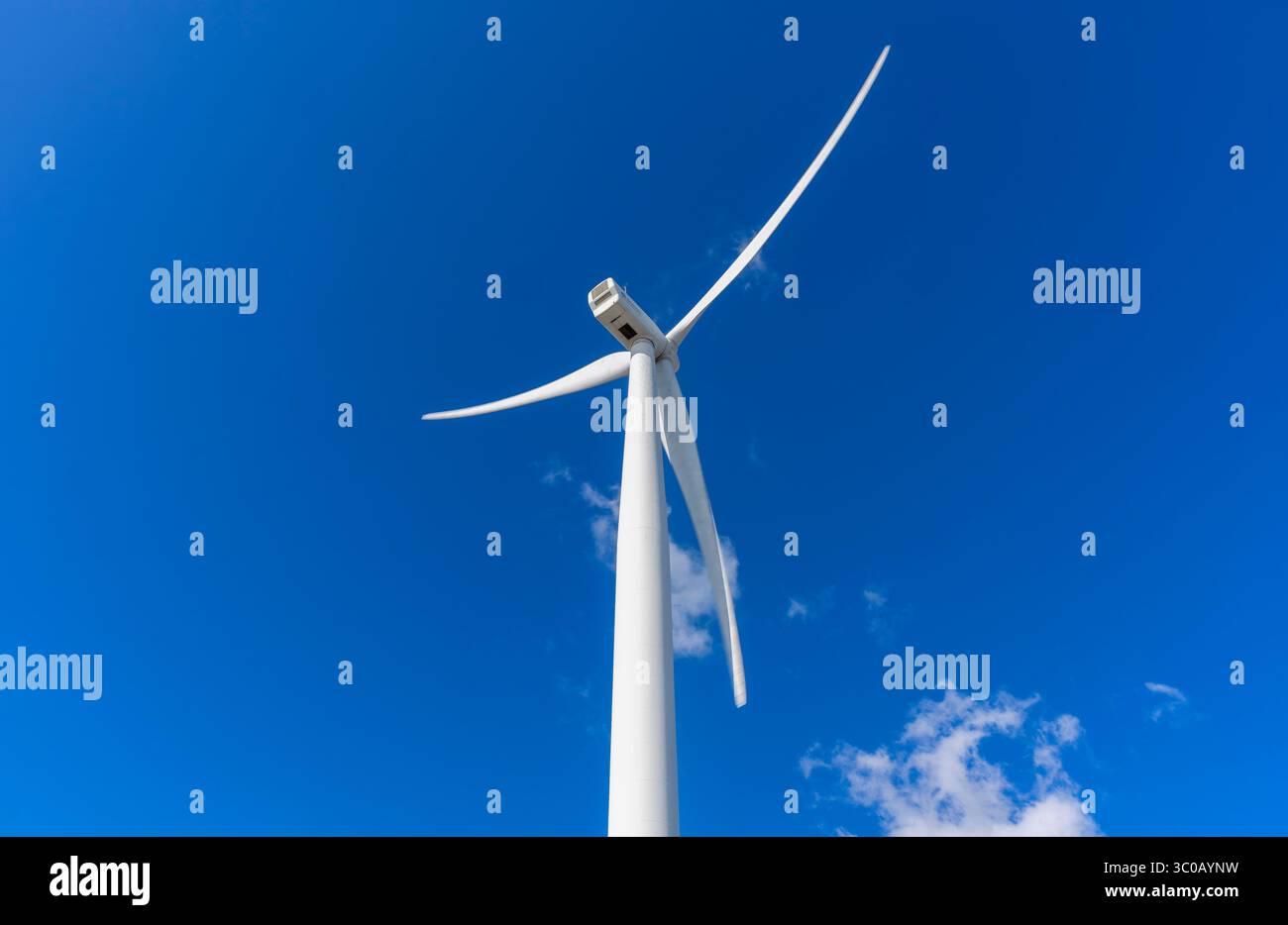 L'unica turbina eolica on-shore sulla costa orientale a Lowestoft, Ness Point Wind Farm. Chiamato Gulliver, alto 126 metri, è il più alto del Regno Unito! Foto Stock
