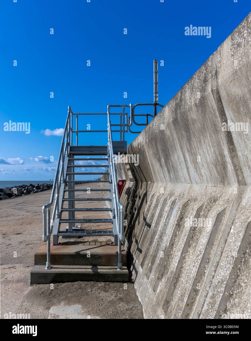 Seawall fu costruito lungo una costa a Ness Point, Lowestoft. Protegge dalle onde del mare e assorbe e riflette le onde per prevenire l'erosione. Foto Stock