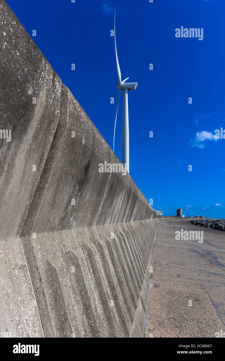 L'unica turbina eolica on-shore sulla costa orientale a Lowestoft, Ness Point Wind Farm. Chiamato Gulliver, alto 126 metri, è il più alto del Regno Unito! Foto Stock