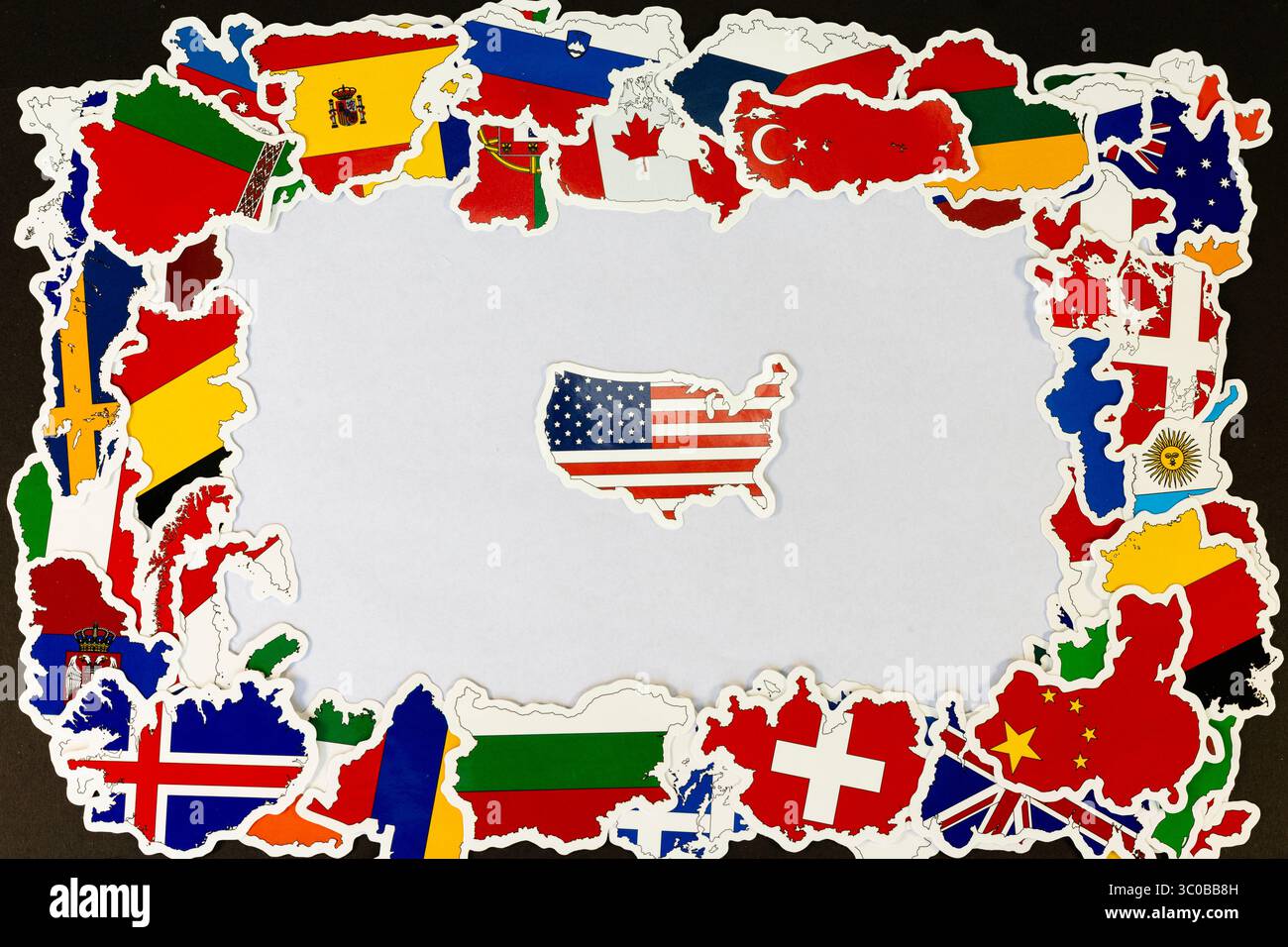 Mappa degli Stati Uniti circondata da bandiere internazionali Foto Stock