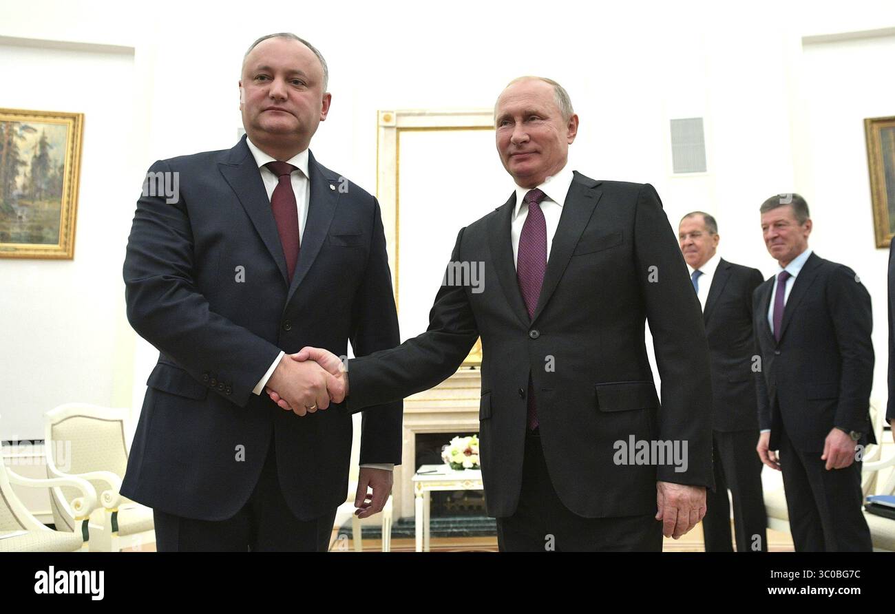 31 ottobre 2018 - Mosca, Russia - il presidente russo Vladimir Putin, a destra, dà il benvenuto al presidente moldavo Igor Dodon prima della loro riunione bilaterale al Cremlino il 31 ottobre 2018 a Mosca, Russia. (Immagine di credito: © Kremlin Pool via ZUMA Wire) Foto Stock