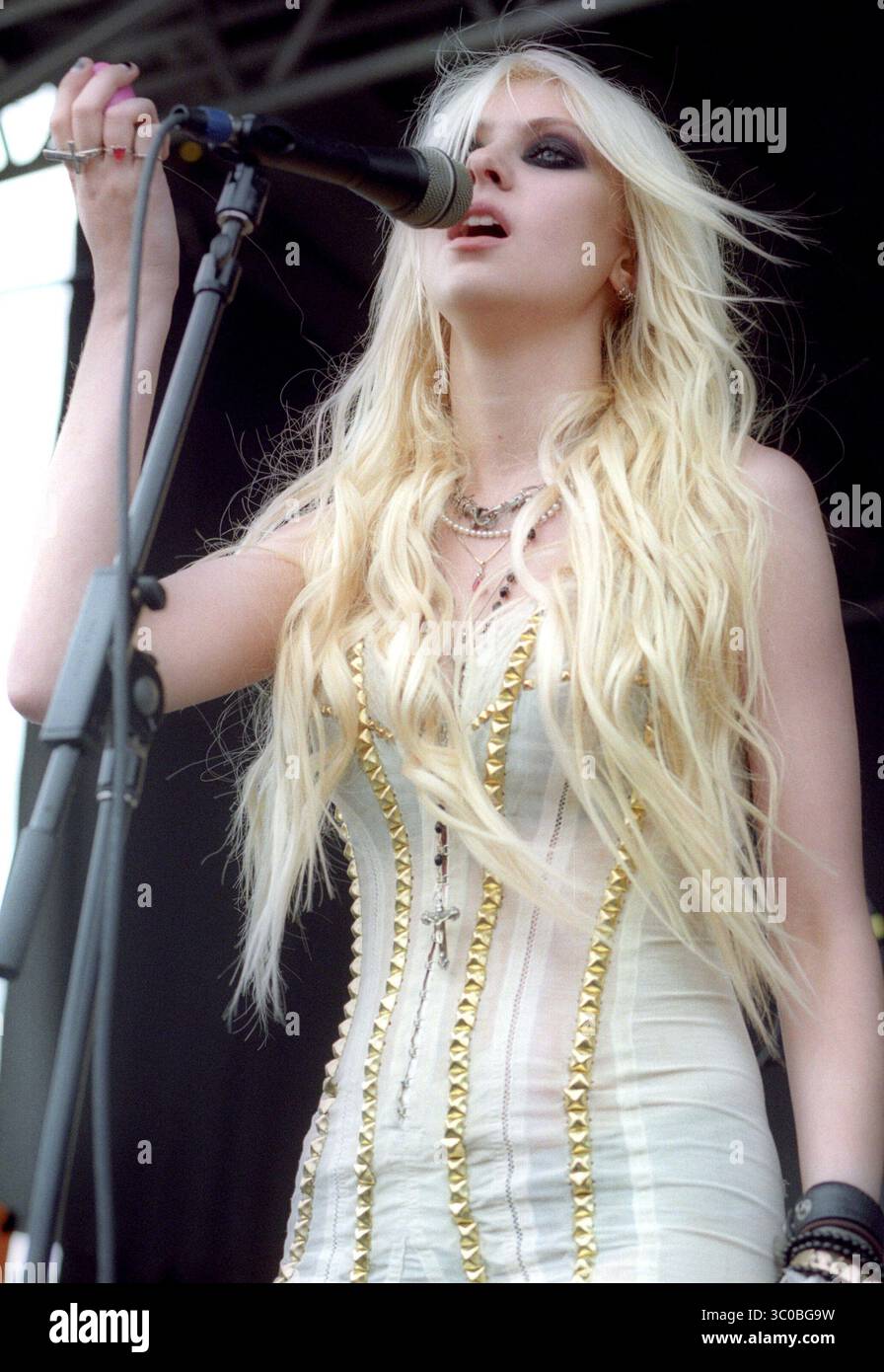 Taylor Momsen si esibisce con The Pretty Reckless al Vans Warped Tour tenutosi al Seaside Park di Ventura, California - 27 giugno 2010 Foto Stock
