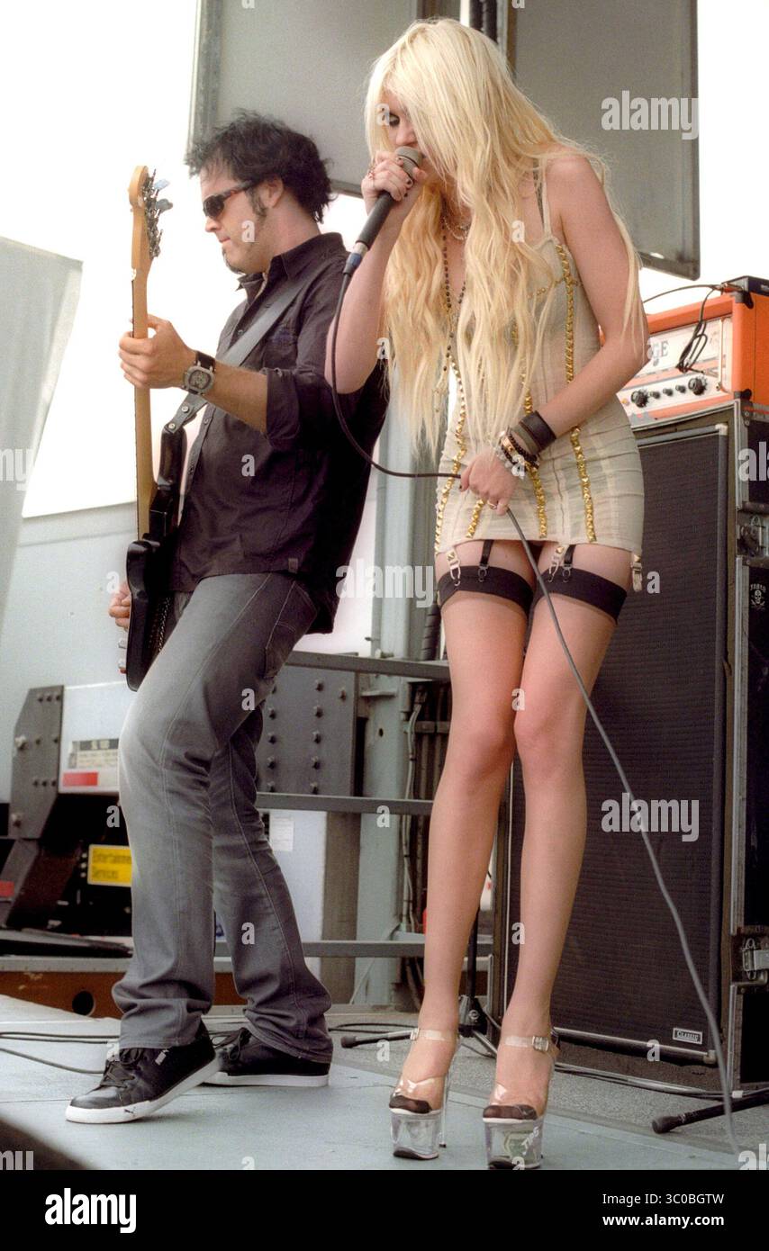Taylor Momsen si esibisce con The Pretty Reckless al Vans Warped Tour tenutosi al Seaside Park di Ventura, California - 27 giugno 2010 Foto Stock