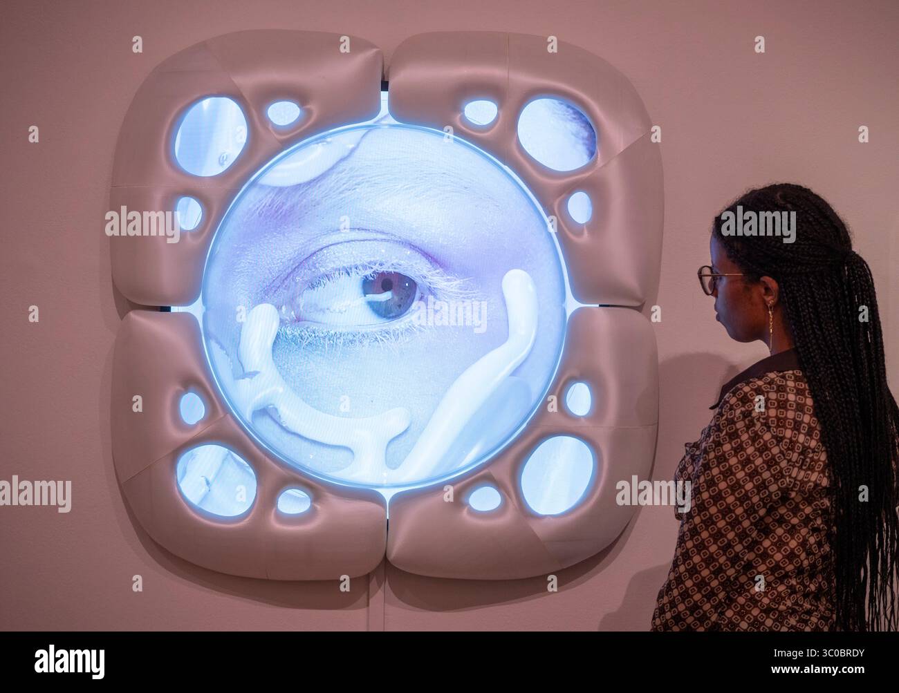 Somerset House, Londra, Regno Unito. 21 luglio 2025. La mostra Virtual Beauty esplora l'impatto della cultura e delle tecnologie digitali sulle definizioni tradizionali della bellezza di oggi, con opere di oltre 20 artisti internazionali tra cui Amalia Ulman, Hyungkoo Lee, Qualeasha Wood e molti altri. Immagine: Ines Alpha, preferirei essere un cyborg, 2024. Ines Alpha utilizza il software 3D per fondere trucco e tecnologie digitali, creando narrazioni futuristiche con il settore della bellezza. Questa installazione include questo film realizzato con li Roda-Gil. Crediti: Malcolm Park/Alamy Live News Foto Stock